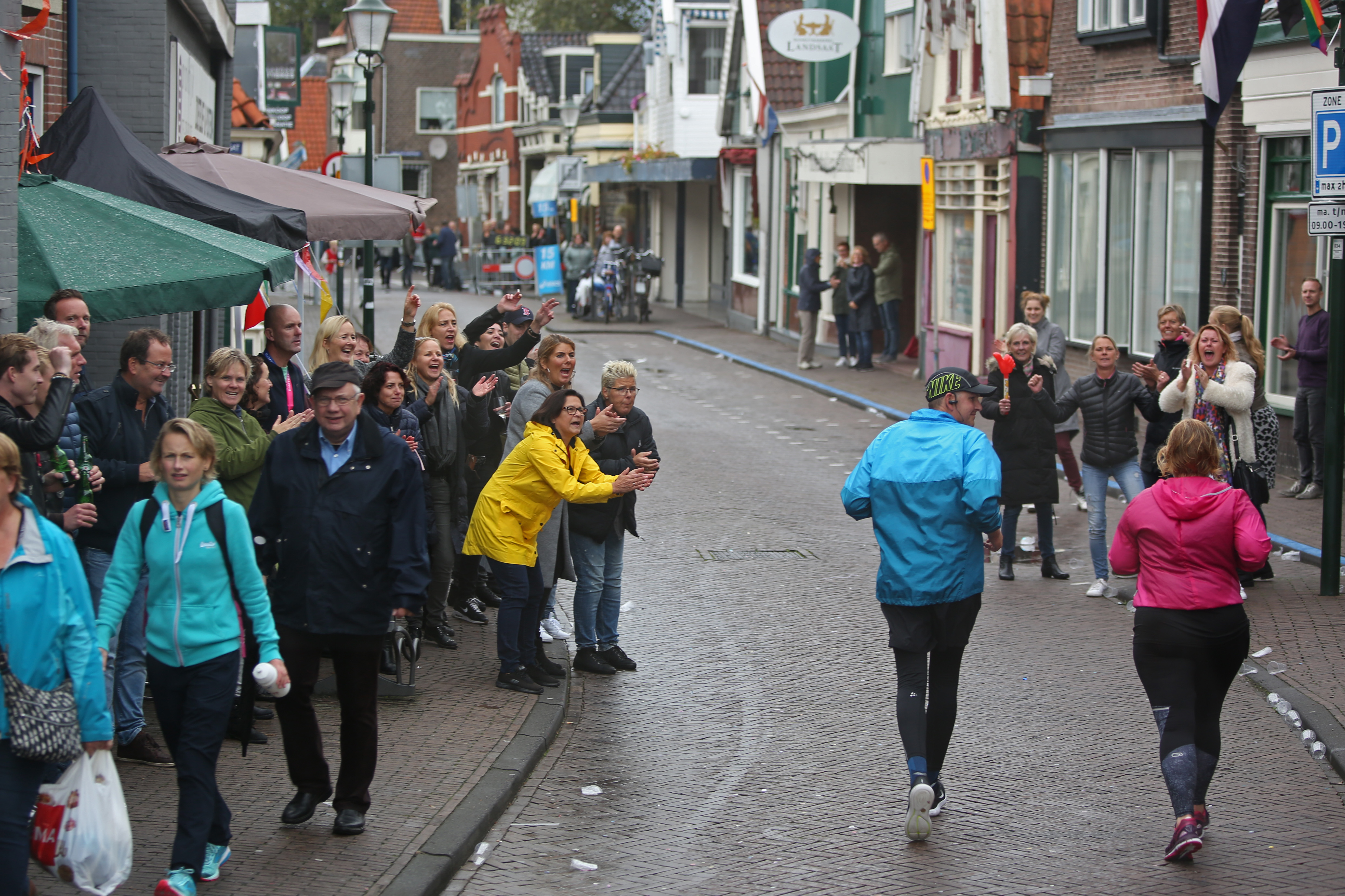 Toeschouwers moedigen achterhoede Damlopers aan op de Peperstraat in Zaandam. (Foto: Rowin van Diest)