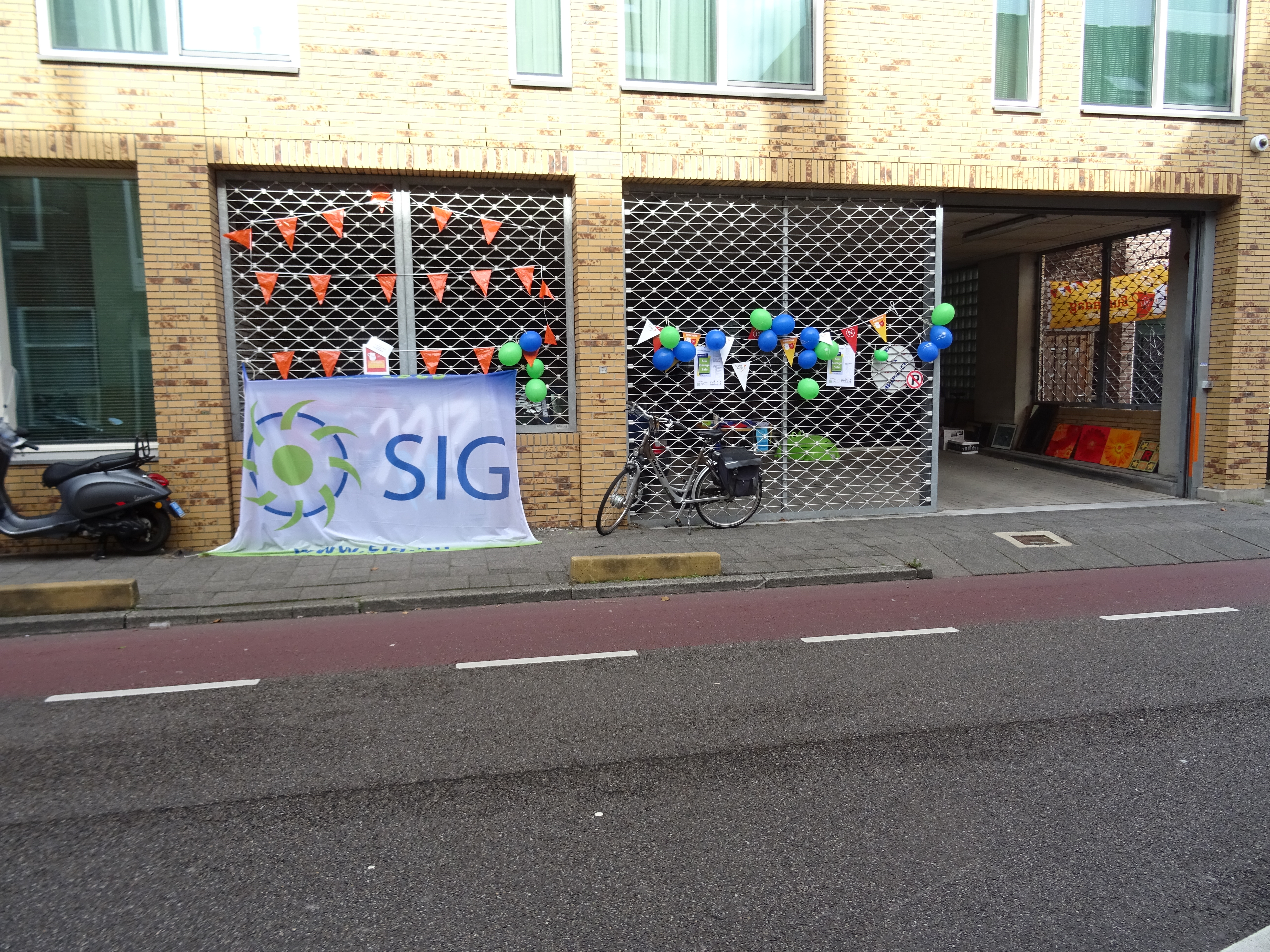 De hekken van de garage waren zaterdag feestelijk versierd. (Foto: Aangeleverd)