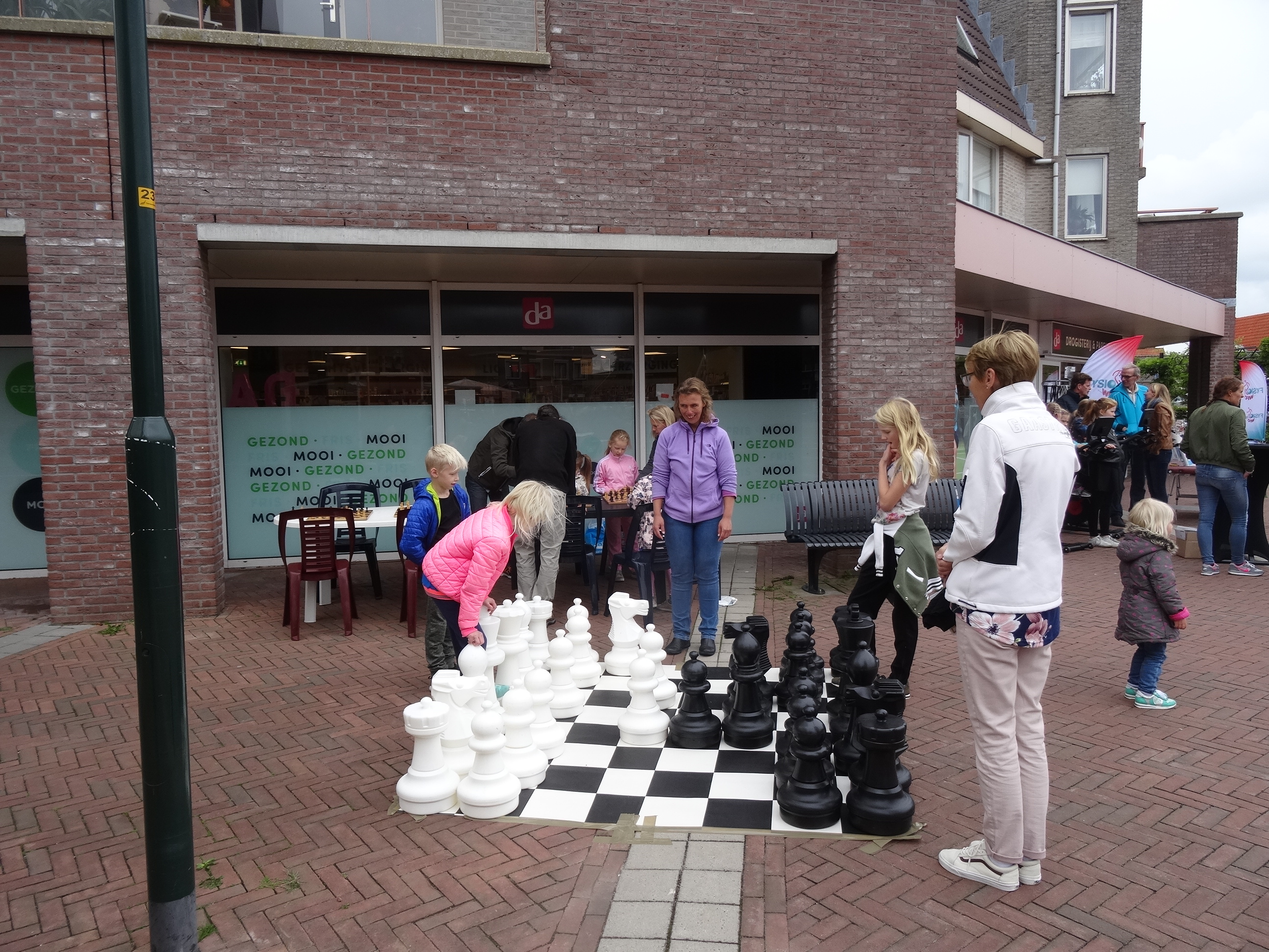 Verschillende kinderen en hun ouders kwamen de schaakstukken verzetten bij hun pogingen een partij te winnen. (Foto: aangeleverd)