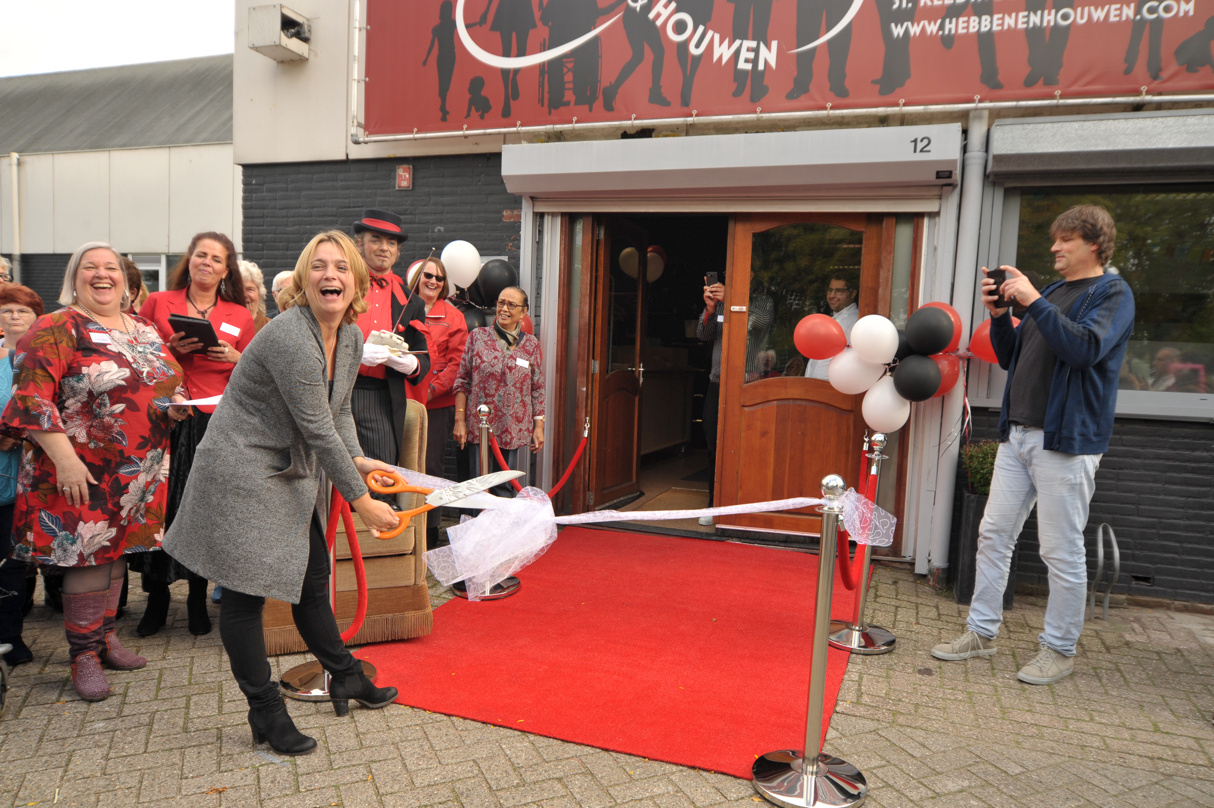 Erna Berends knipt het lint door. (Foto: Rob Beense / www.foto.beense.nl)