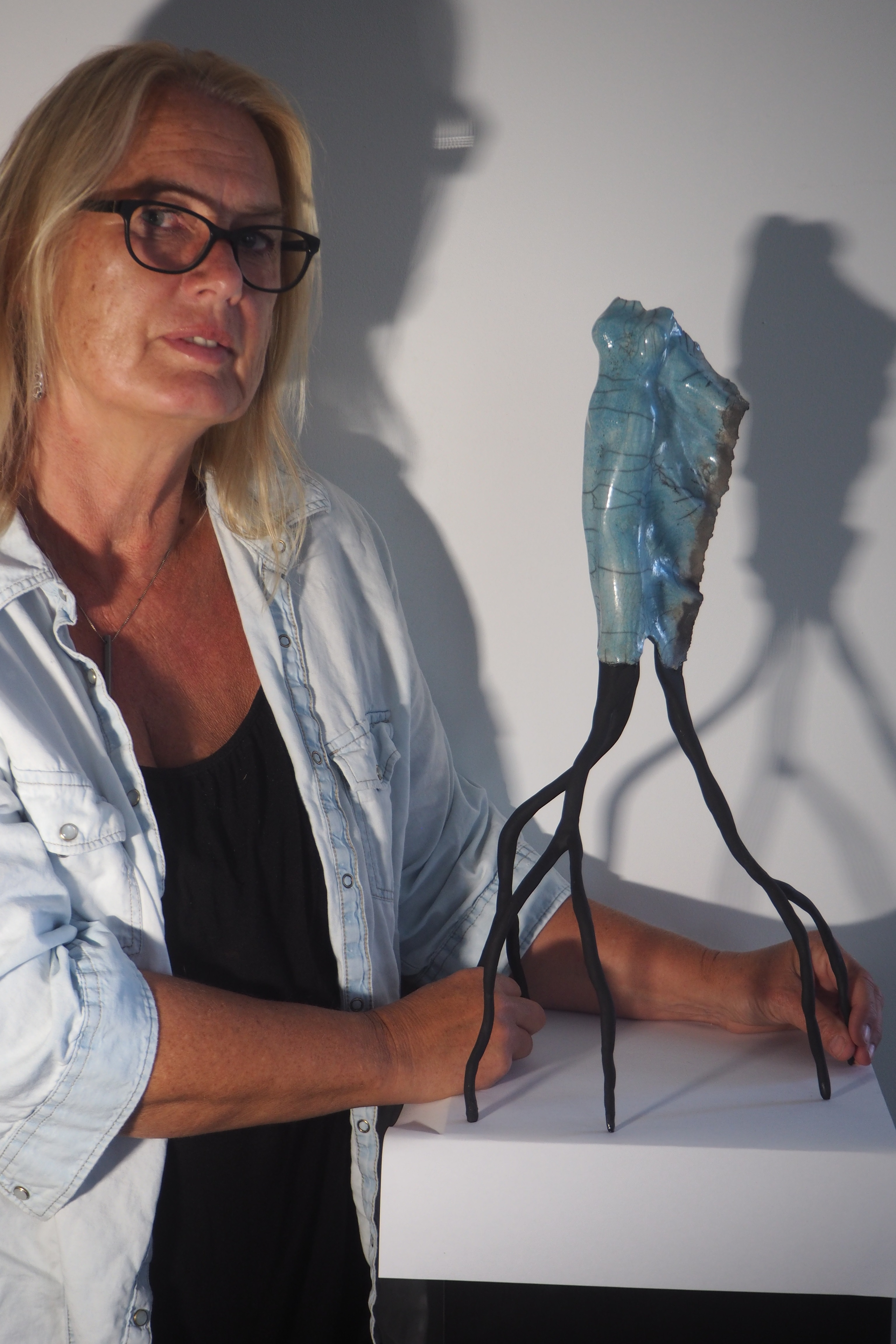 Karin Stevers met een van haar werken. (Foto: aangeleverd)