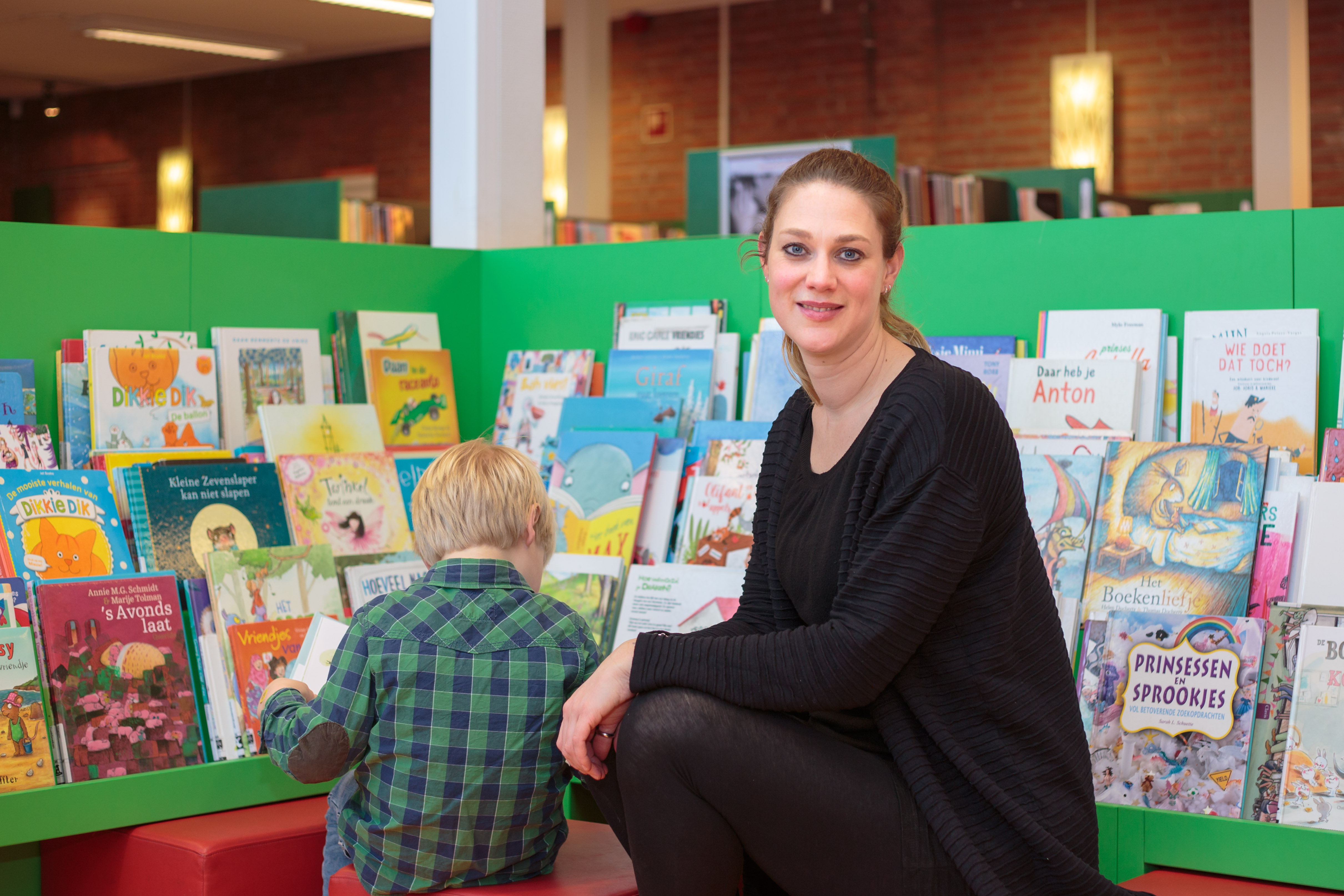 Alieke en oudste zoon Jonah in de bieb Landsmeer. (Foto: Kekke Kiek)