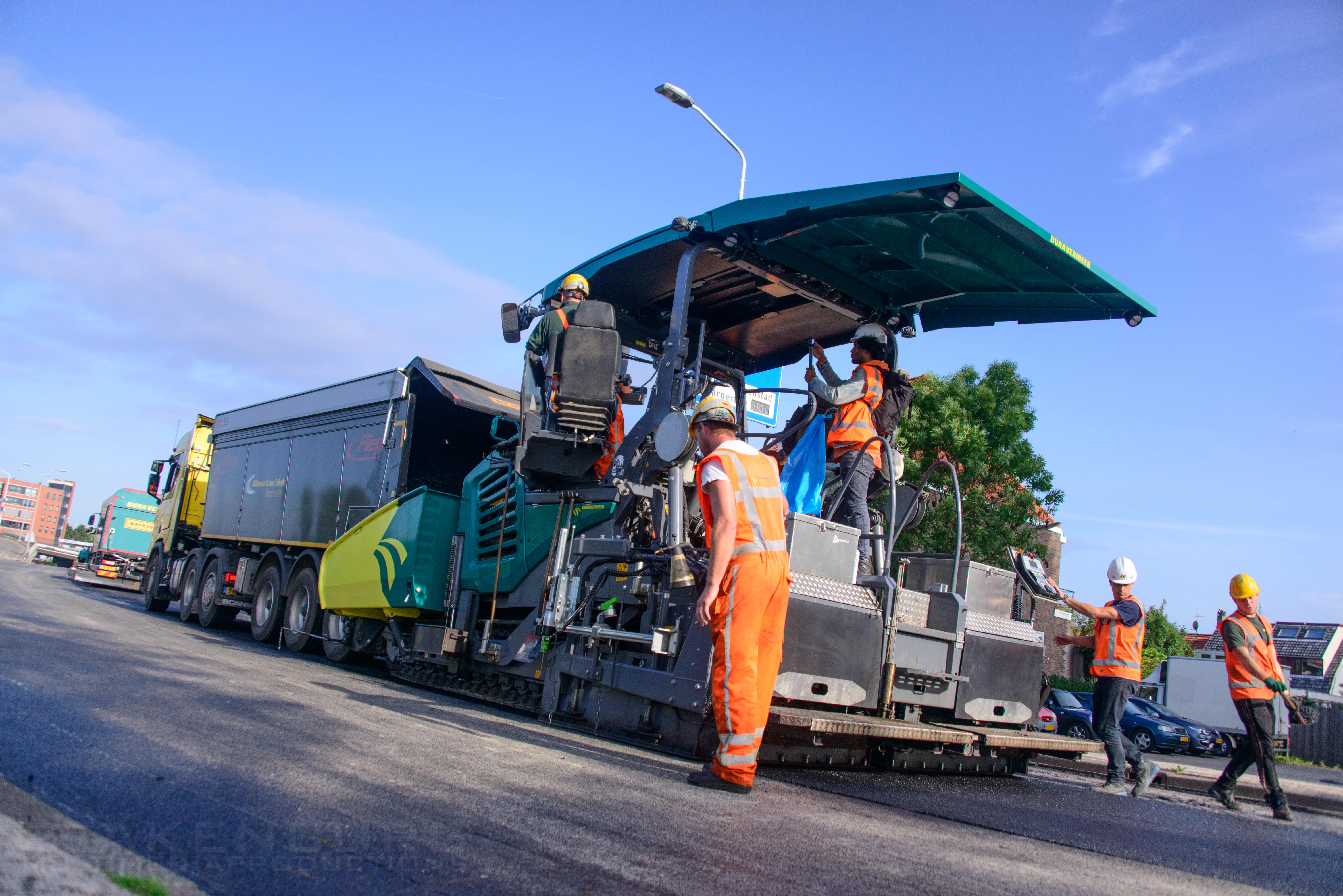 Op de Alkmaarse Randersdijk wordt een nieuw soort duurzaam asfalt getest. (Foto: aangeleverd)