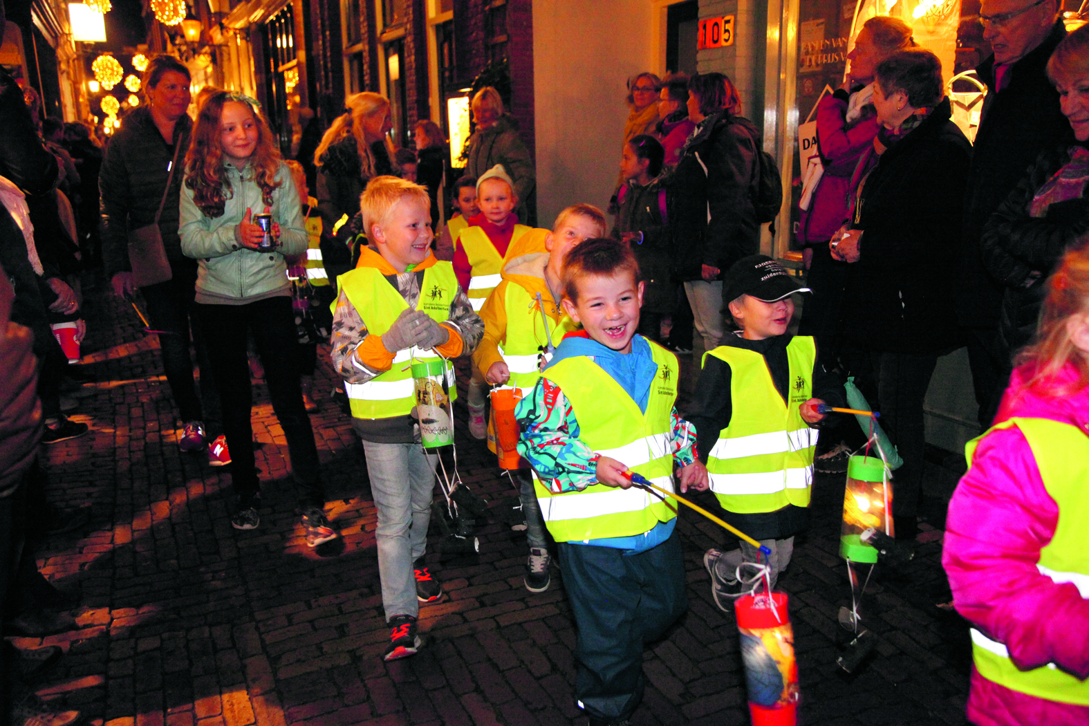 Elk jaar weer is het een prachtig gezicht wanneer de straten in centrum Alkmaar zich vullen met stralende gezichtjes en duizenden lichtjes. (Foto: aangeleverd)