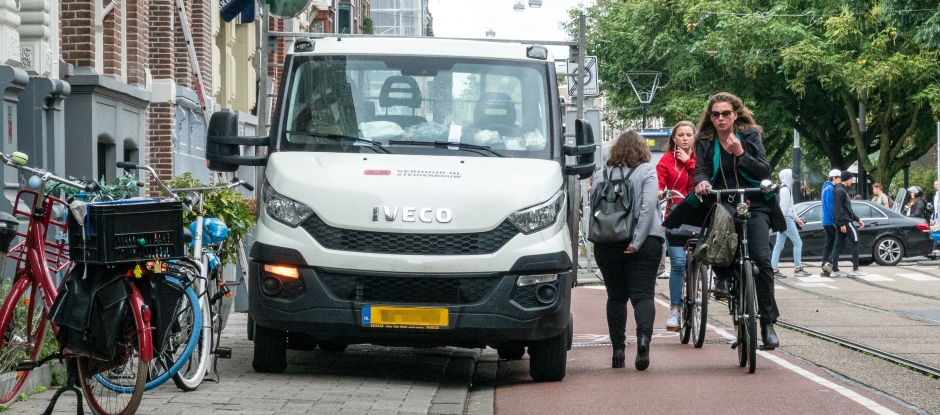 Auto op de stoep. (Foto: gemeente Amsterdam)