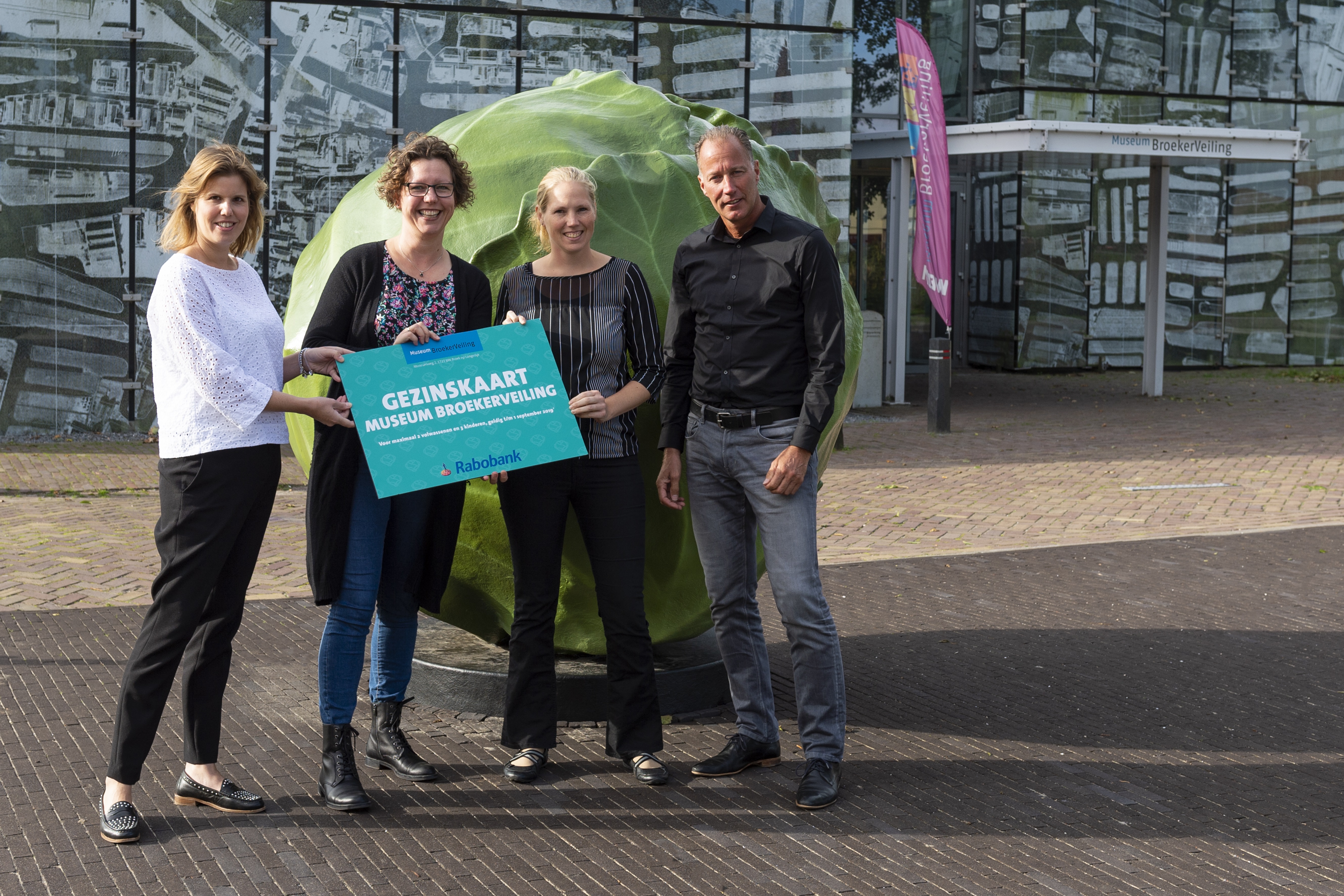 Vrijdag 28 september om 10.00 uur zijn in Museum BroekerVeiling de gezinskaarten officieel uitgereikt aan de Voedselbank door Ron Karels, directeur Museum BroekerVeiling en een vertegenwoordiger van Rabobank Alkmaar e.o. (Foto: Daniël Vos)