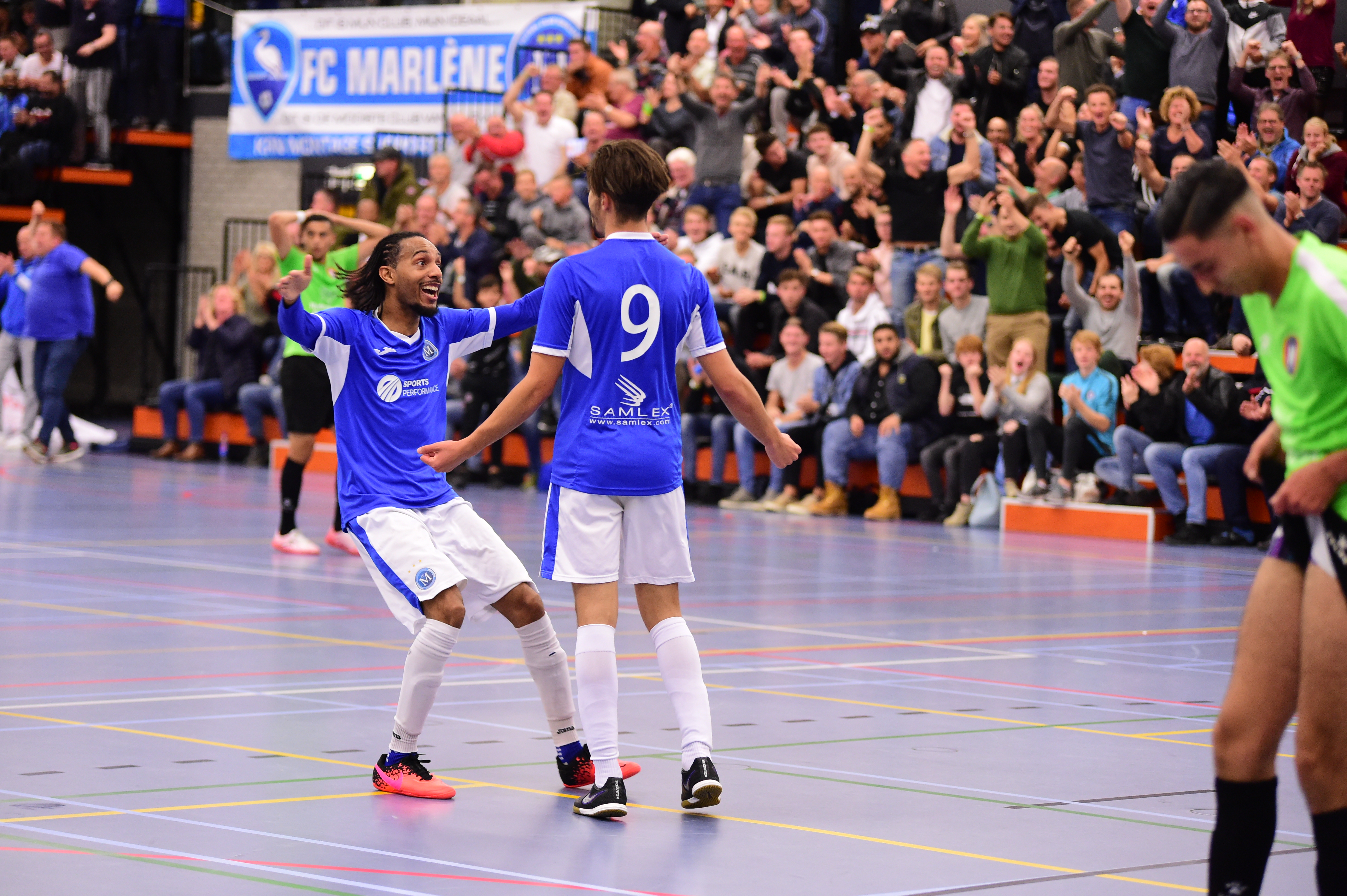 Hoessein Jabir maakte een minuut voor tijd de 3-2. Hoessein wordt gefeliciteerd door Nigel Wijdenbosch. (Foto: Sander Kaaij).