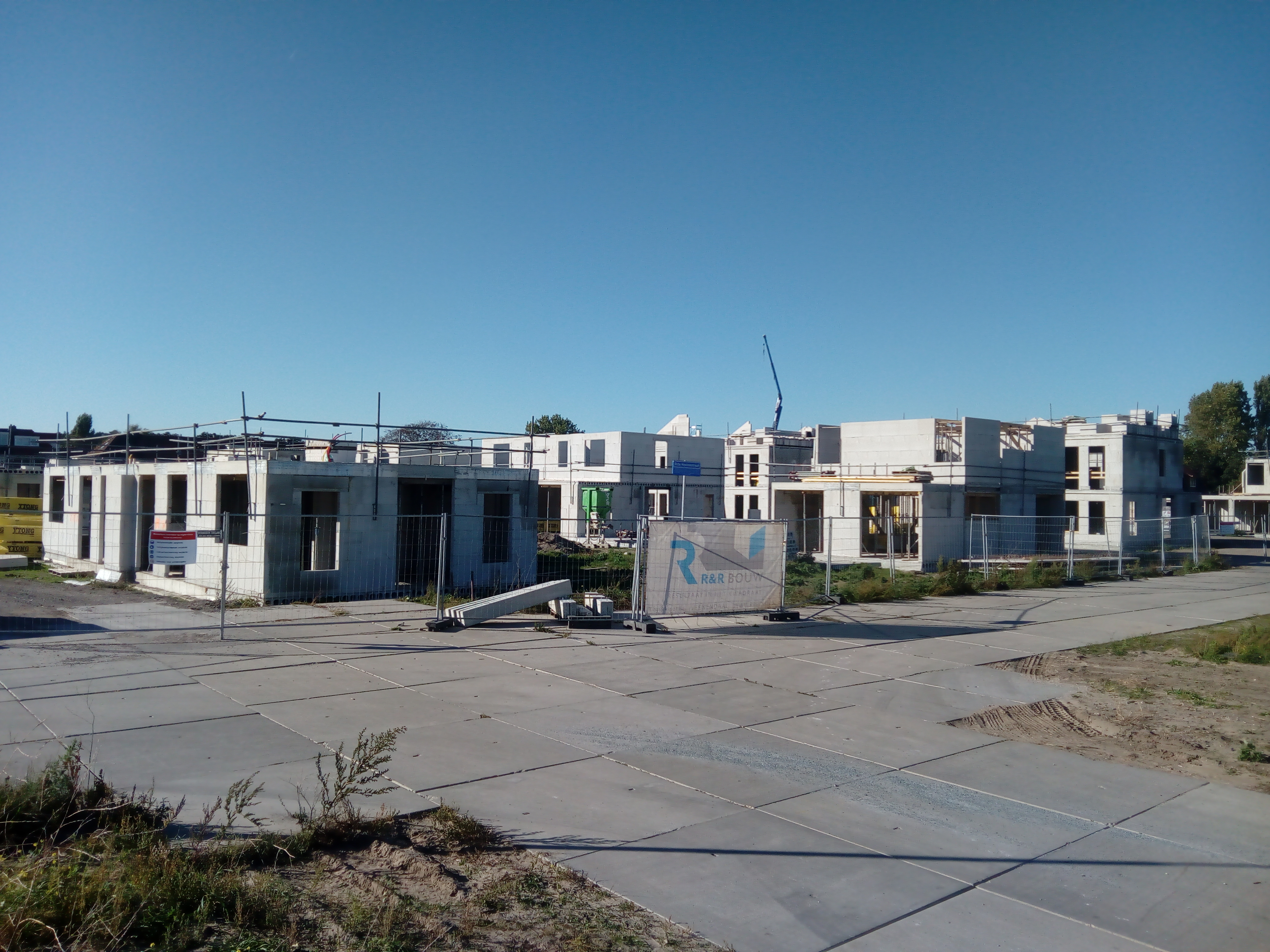 Deze woningen aan de Rita Hovinkstraat zullen naar verwachting in april 2019 worden opgeleverd. (Foto: Bos Media Services)