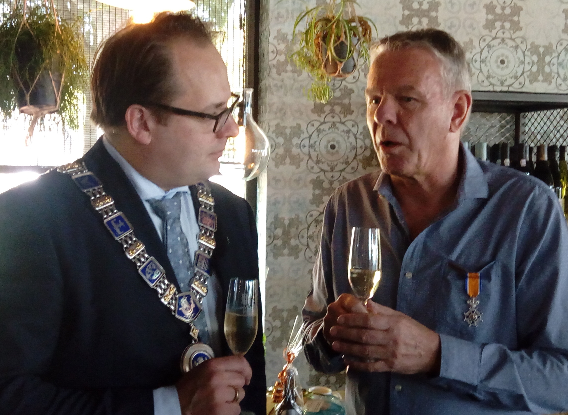 Locoburgemeester Serge Ferraro in gesprek met Peter Veldhuis na de uitreiking van de onderscheiding. (Foto: Bos Media Services)
