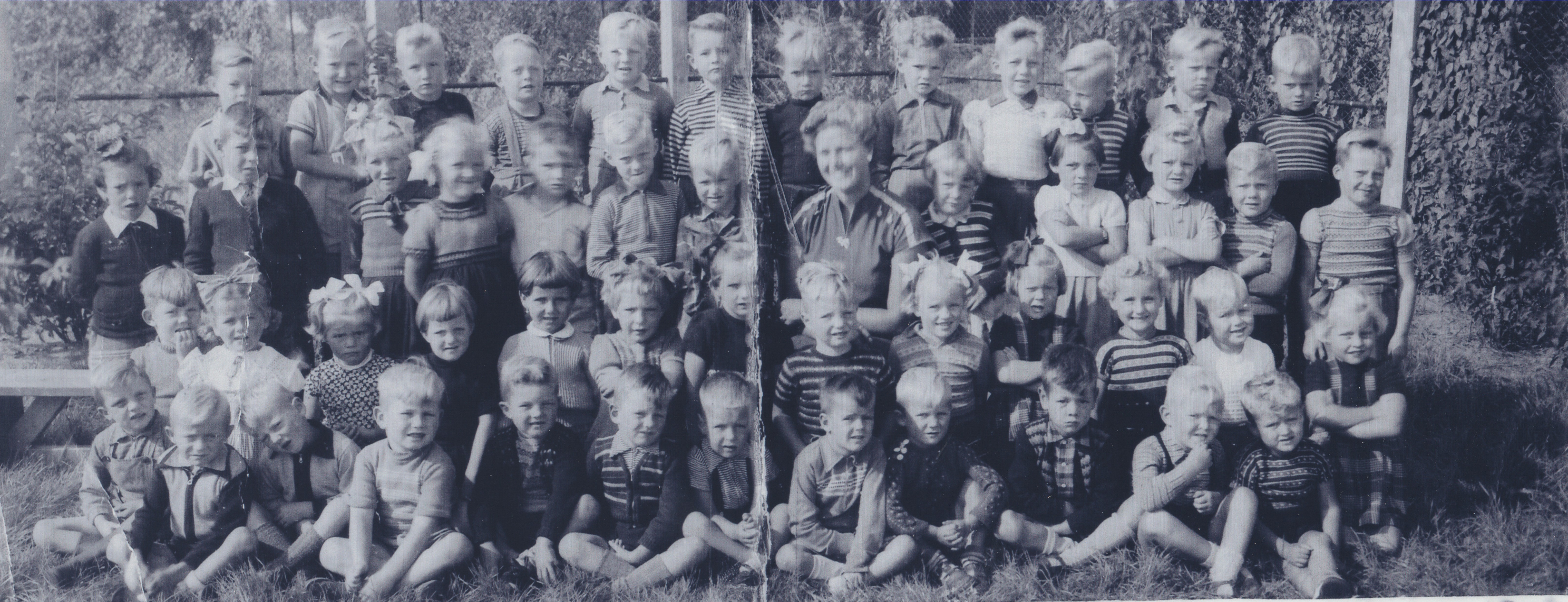 Deze foto uit het archief van de Historische Kring Heemskerk toont de kinderen van kleuterschool St. Bernadette uit het jaar 1957. (Foto: Aangeleverd)