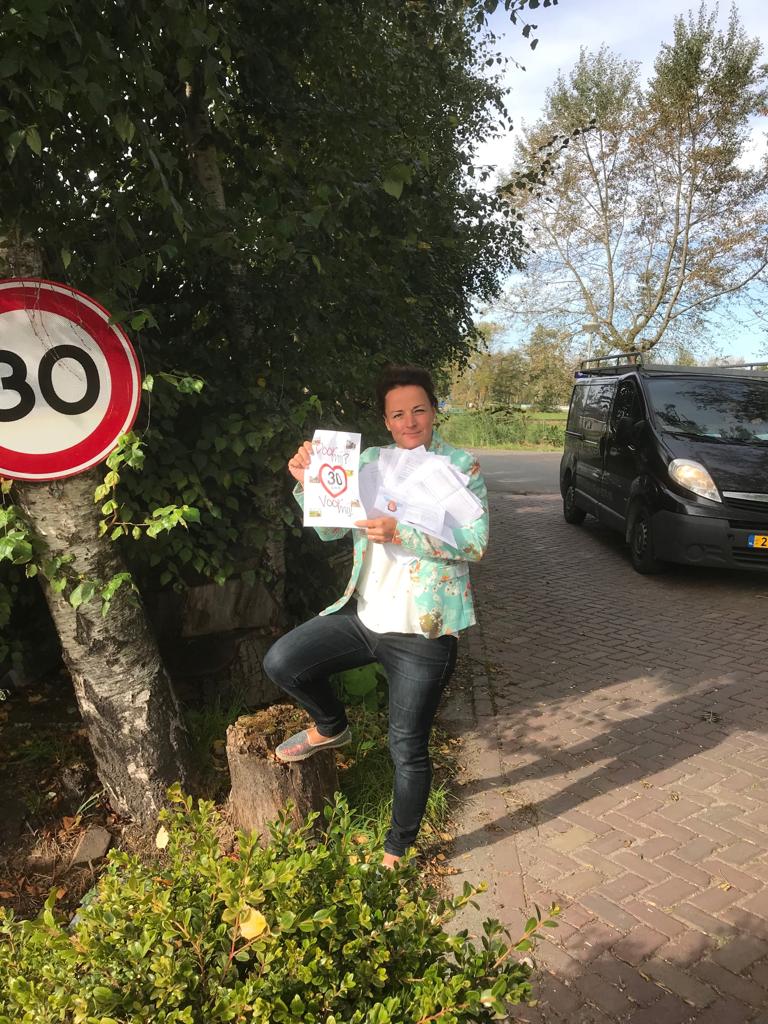 Karin van Zaal met de 'Door mij? 30 km Voor mij!'-posters. (Foto: aangeleverd)