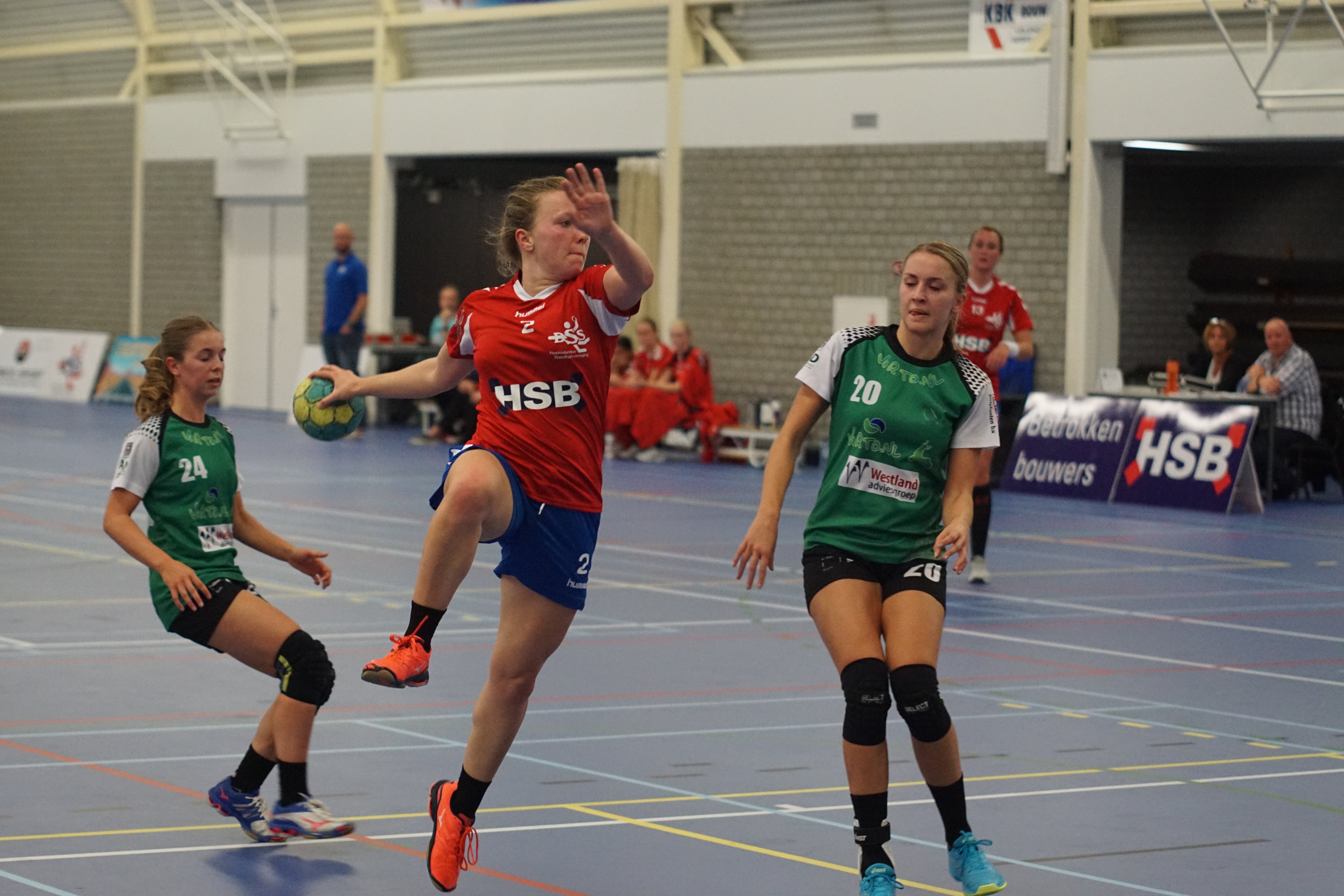 DSS-handbalster Natasja de Vries in actie tijdens de wedstrijd tegen Quintus 2. (Foto: Aangeleverd)