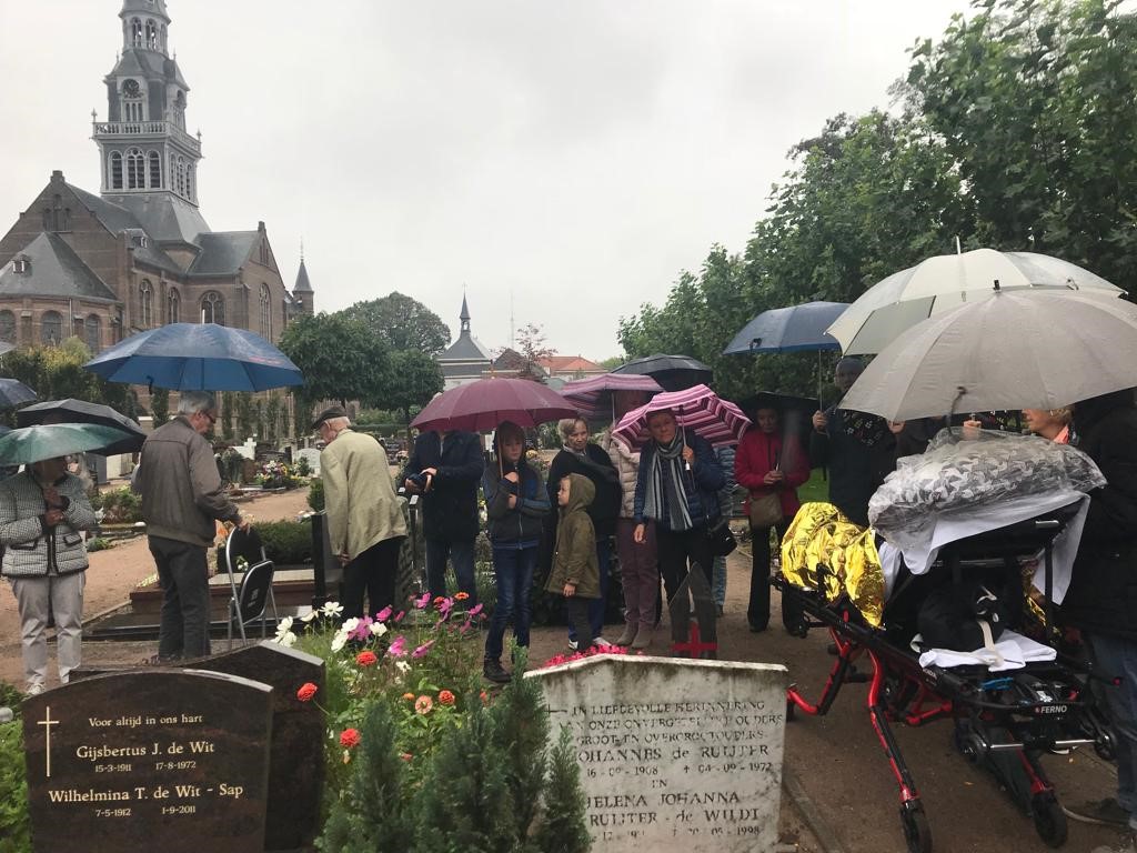 De onthulling van het grafmonument. (Foto: aangeleverd)