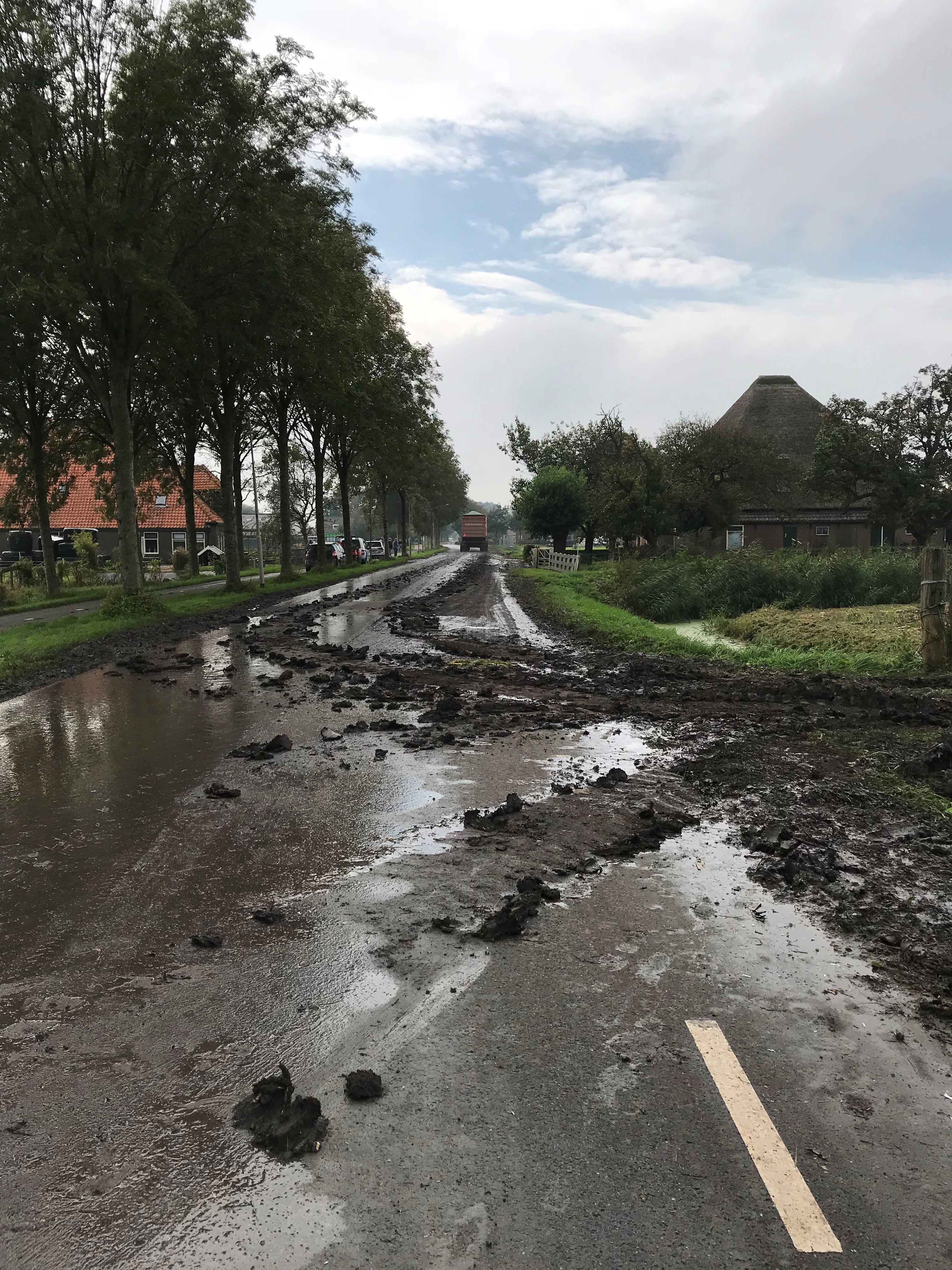 Klei op wegen kan gevaarlijke situaties voor het verkeer opleveren, juist bij vochtig weer. (Foto: aangeleverd)