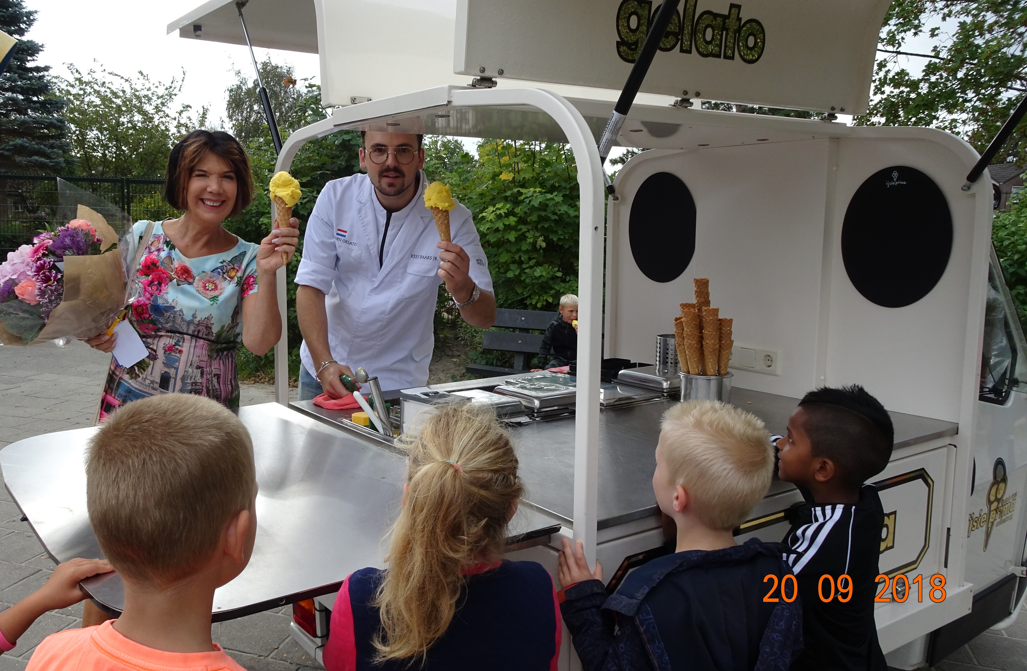 Op een mooie zonnige donderdagochtend werden alle kinderen van de hele school in Noord Scharwoude door juf Thea getrakteerd op een ijsje. (Foto: Ria de Lange)