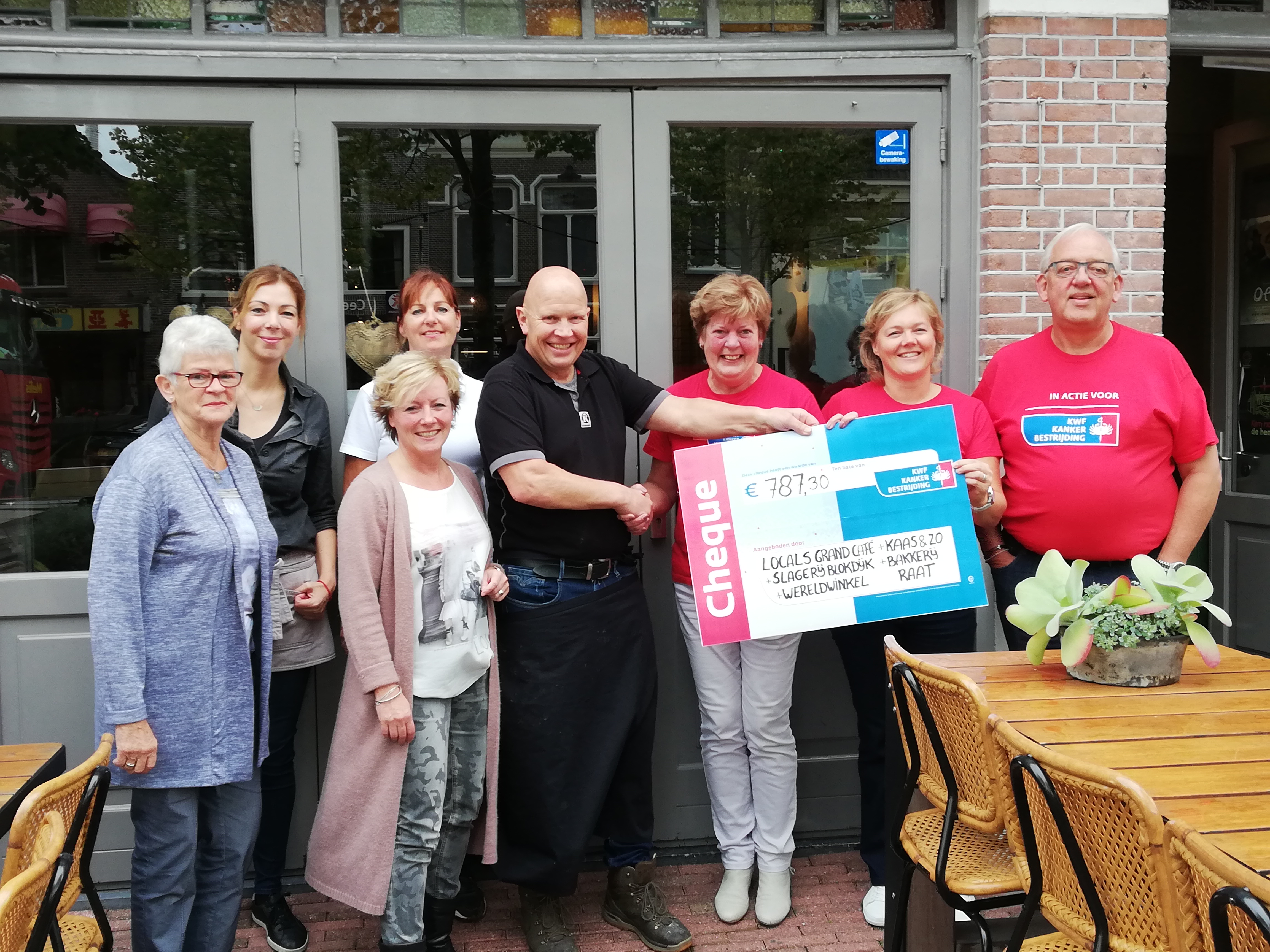 Alle betrokkenen v.l.n.r.: Marijke Hoogendijk, Ramona Kraayvanger, Anja Manshanden, Ingrid Aniba, Cees Blokdijk, Ria Berkhout, Monique Blaauboer en Ton Gieling. (Foto: aangeleverd)