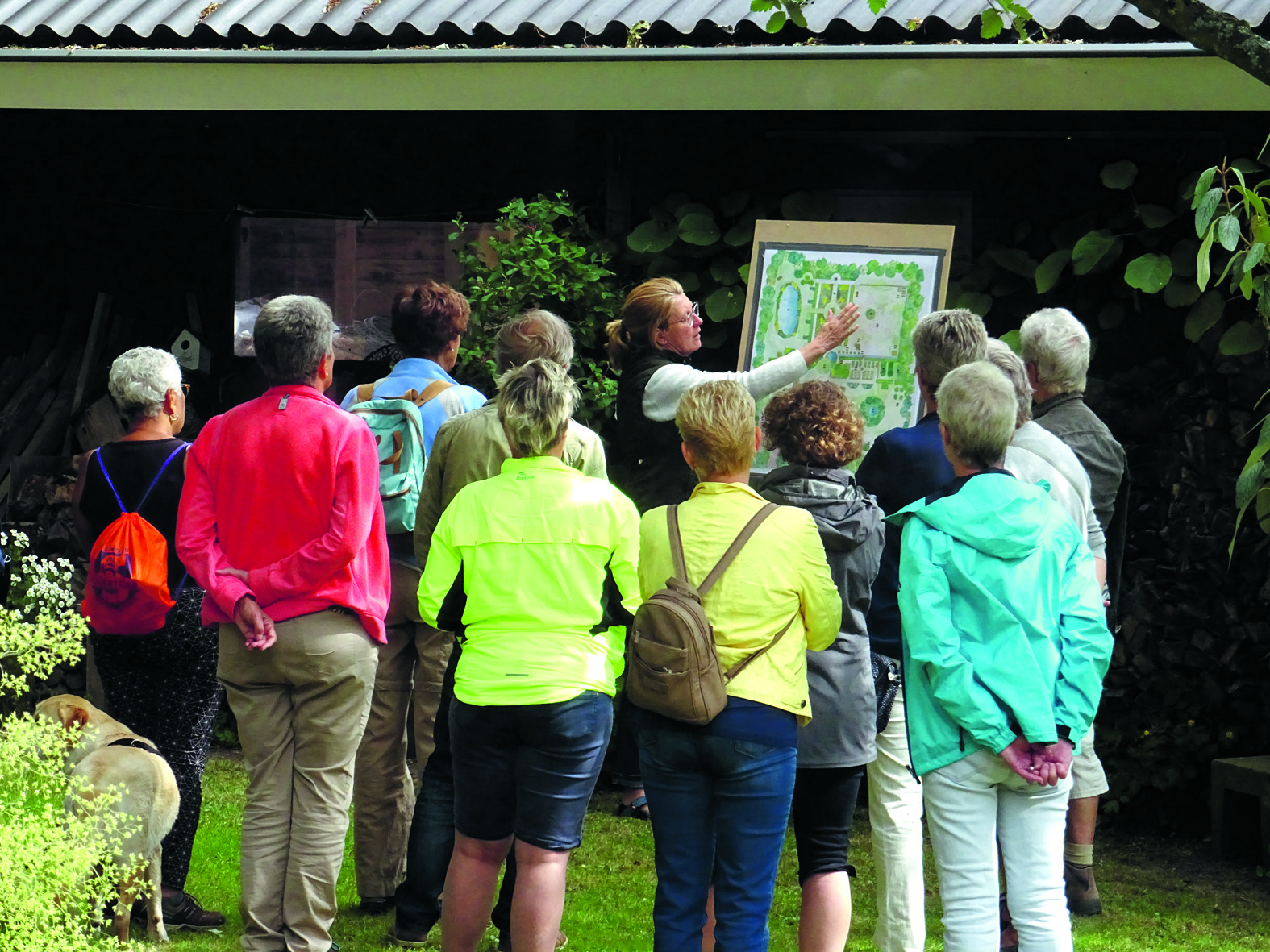 'Tijdens rondleiding vertelt me-vrouw Els over de tuin'. (Foto: aangeleverd)