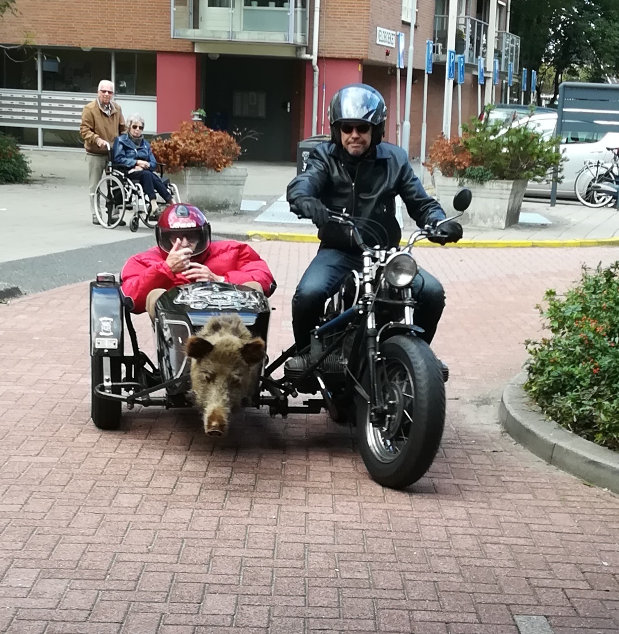 De heer Velthuizen werd zondag door Rob de Groot opgehaald voor een ritje in het zijspan van zijn motor. (Foto: Gouden Dagen Heemskerk)