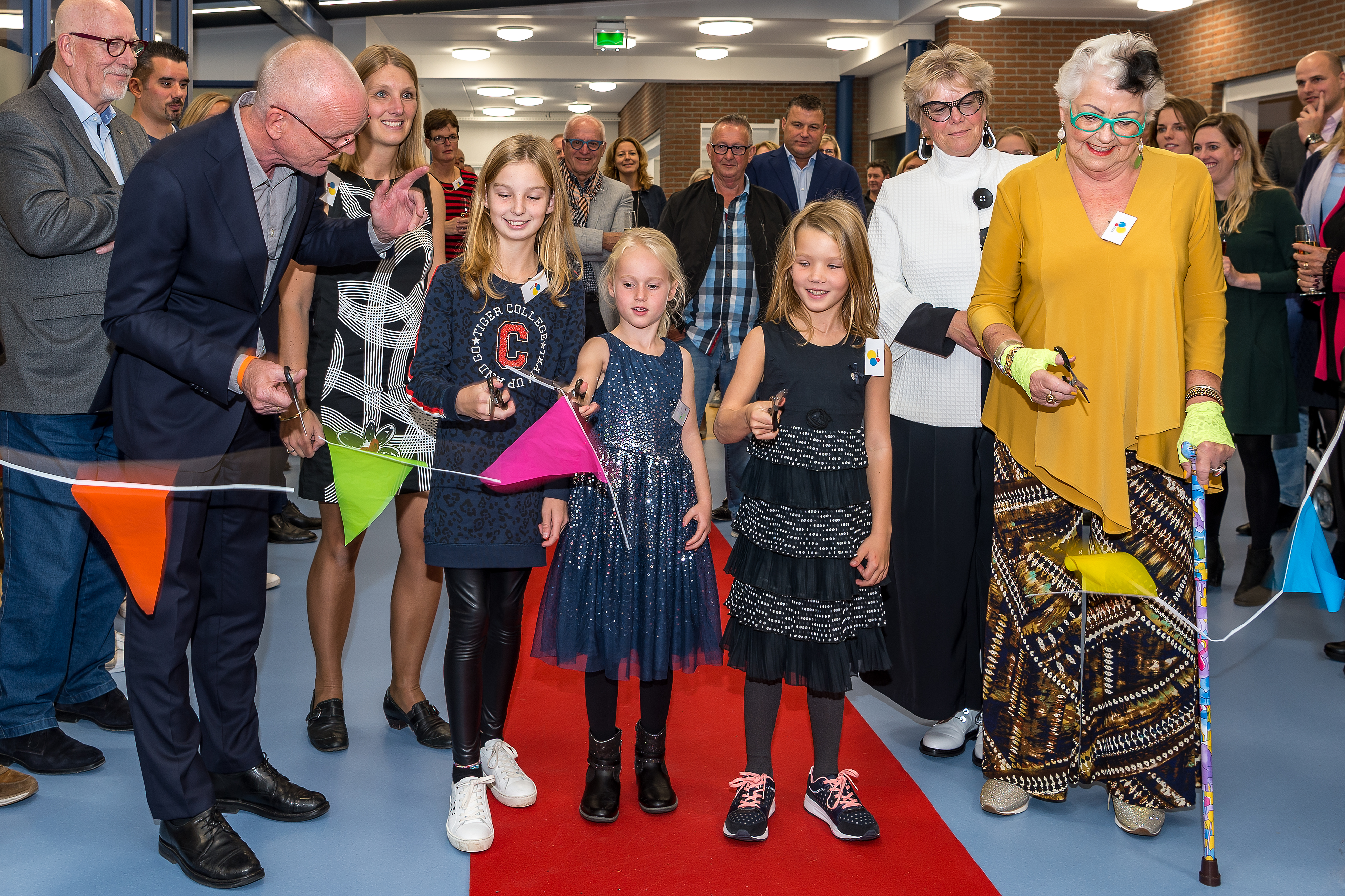 De officiële opening in beeld. Met Julie, Milou en Eline, mevrouw Pen-Satlie (rechts) en wethouder Harry Rotgans (links). (Foto: Evert Ruis)