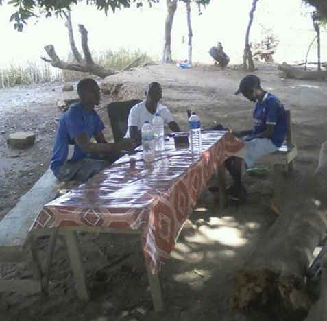 In het dorp Janjanbureh Gambia hebben ze niet veel. Spullen zijn welkom. (Foto: aangeleverd)
