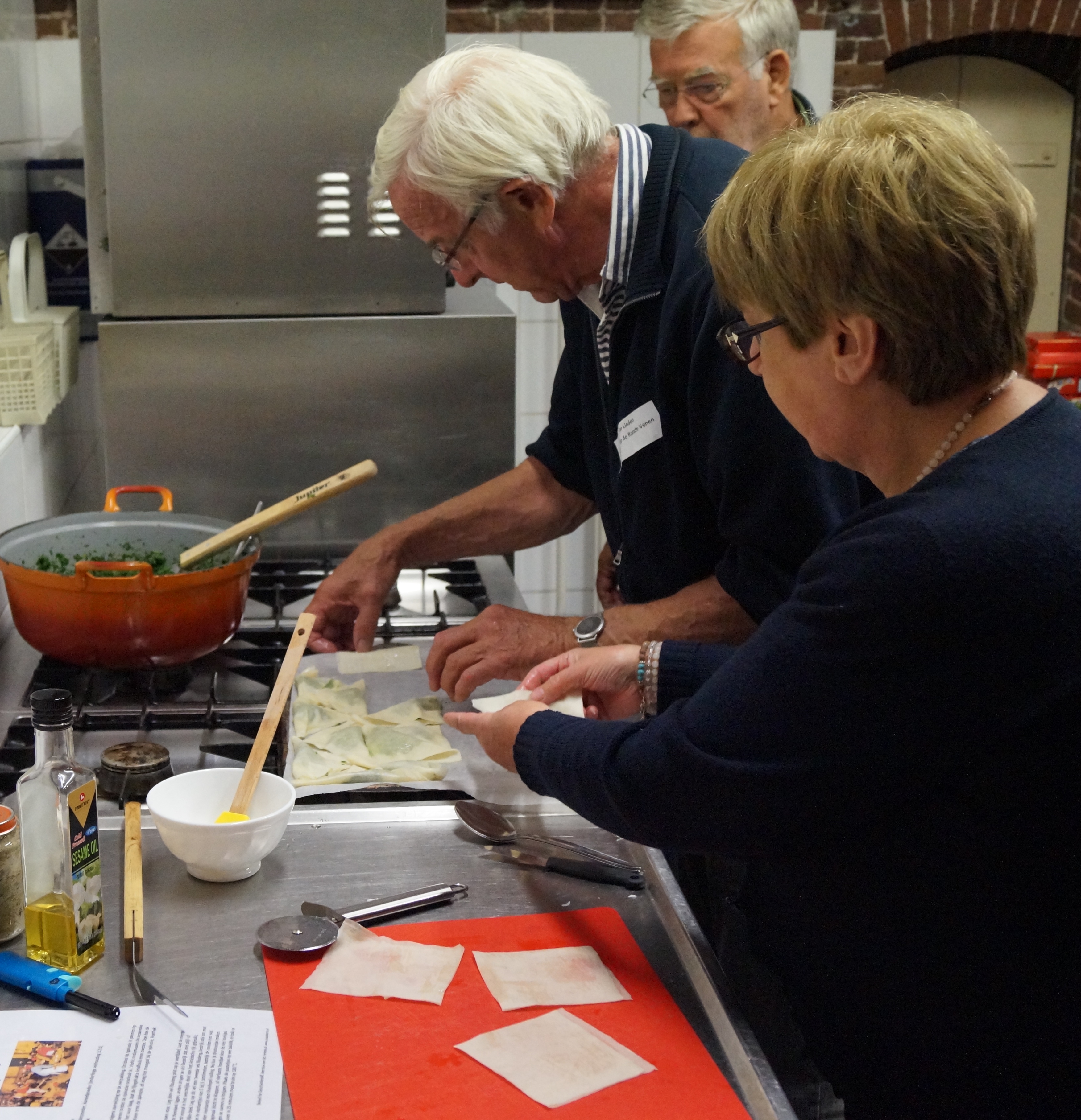 Deelnemers koken en eten samen, maar gaan tijdens de historische kookworkshop ook 'terug in de tijd'. (Foto: aangeleverd)