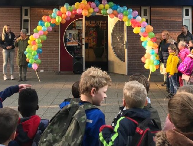 De kinderen worden opgewacht met een ballonnenboog. (Foto: aangeleverd)