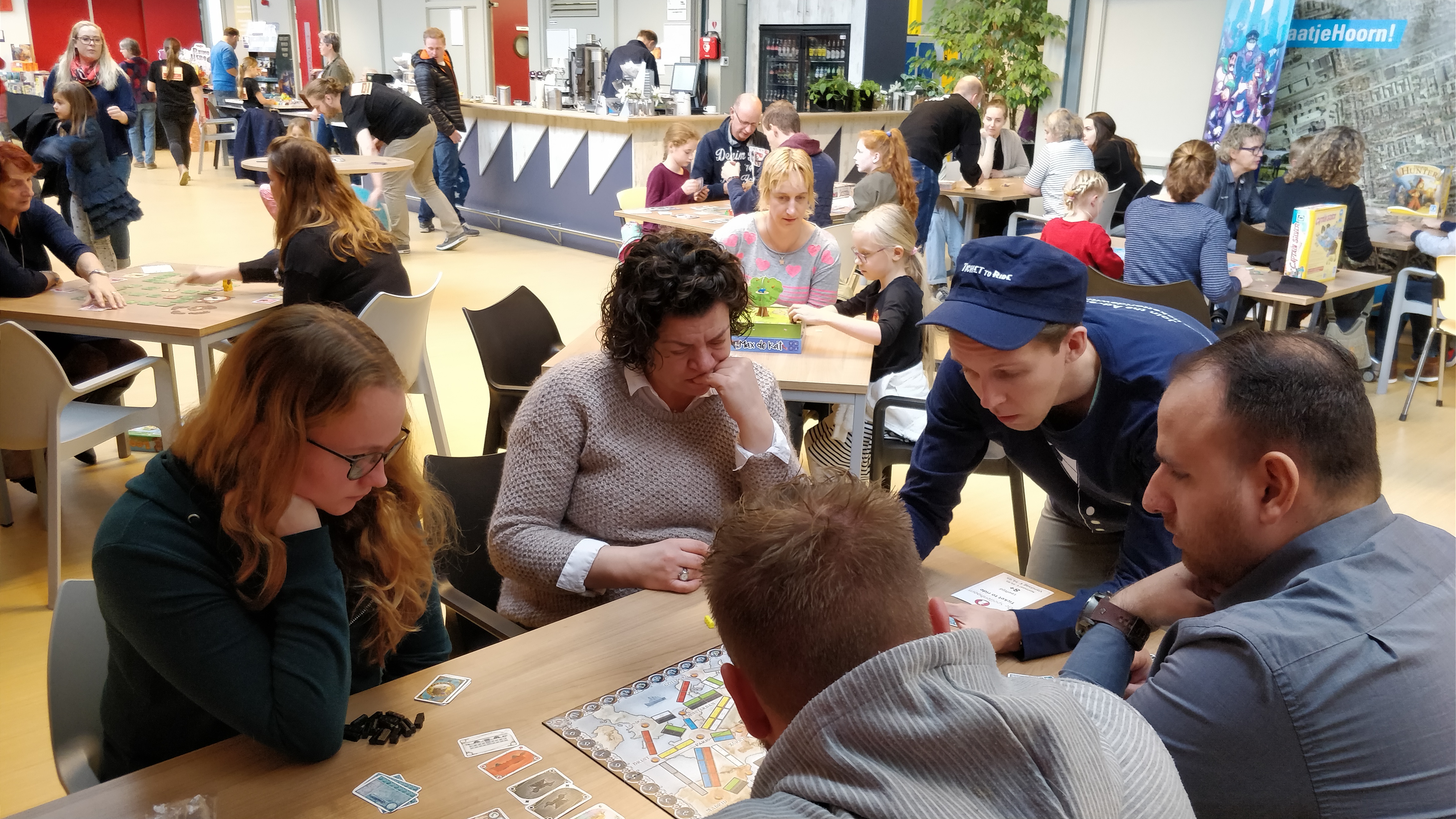 In wijkcentrum De Zaagtand staan de nieuwste spellen klaar op de tafels. Zin om te spelen? Neem plaats en ga aan de slag! (Foto: aangeleverd)