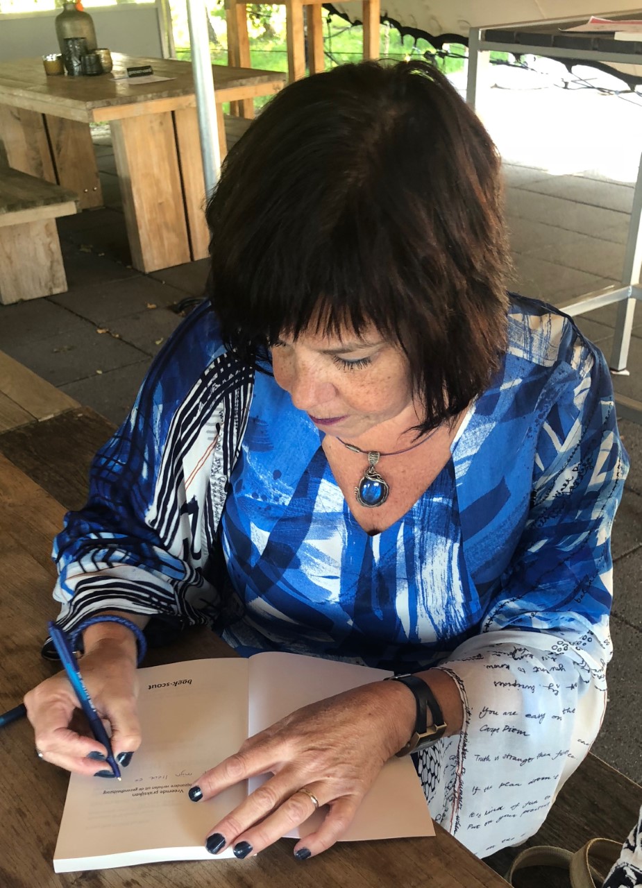 Isa Bron signeert een van haar boeken. (Foto: aangeleverd)