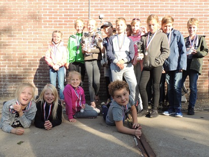 De prijswinnaars waren moe, maar blij. (Foto: Organisatie Schoolzeilkampioenschappen Wormerlend)