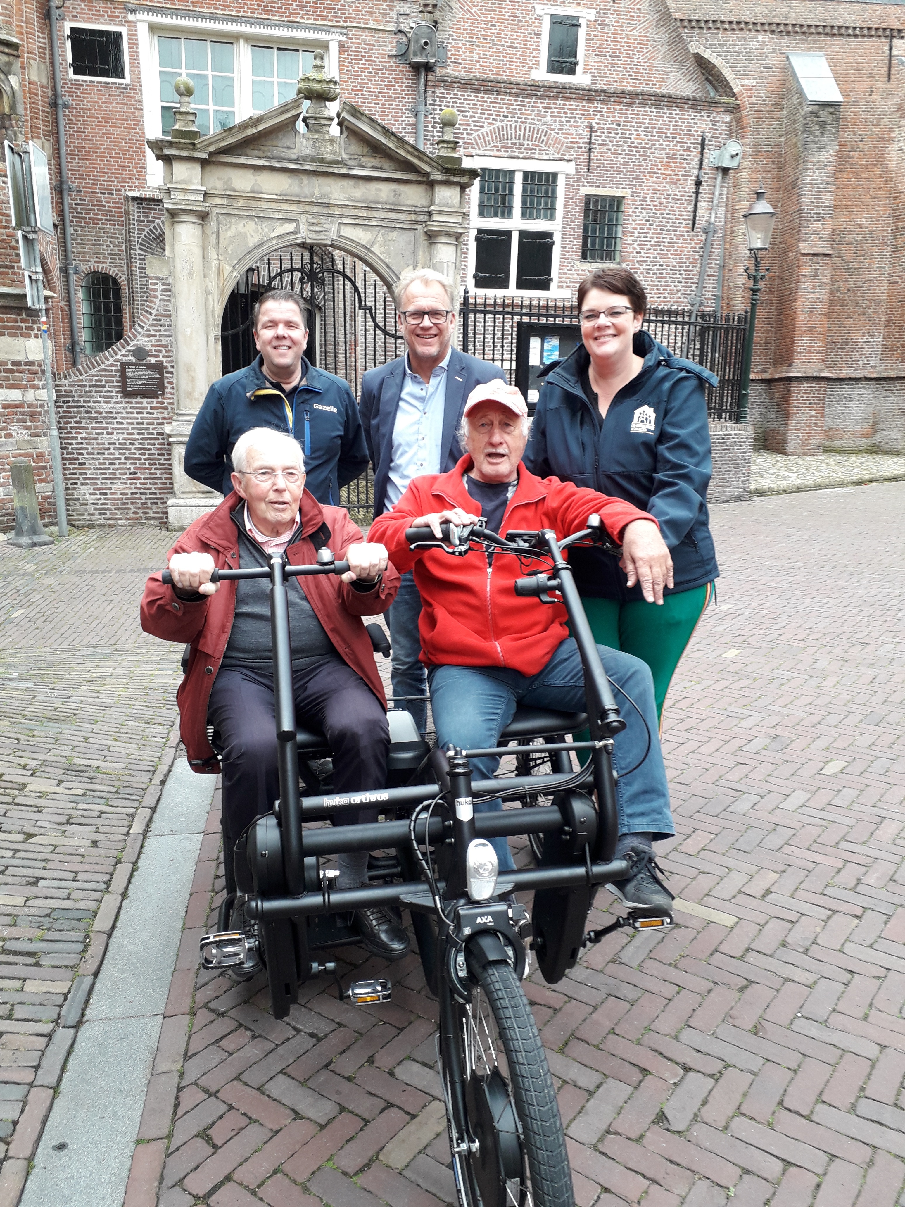 Kees van Stek, Douwe Boeijenga, Marjan Bielsma (boven v.l.n.r.) en op de fiets de heer De Wolf en Wil. (Foto: aangeleverd)