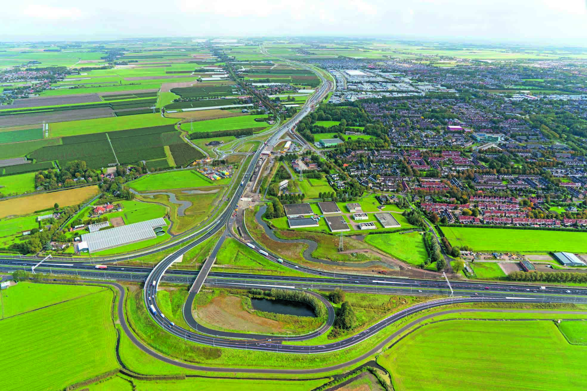 'West-Friesland krijgt twee fraaie nieuwe provinciale wegen', aldus gedeputeerde Elisabeth Post. (Foto: Aerovista Luchtfotografie)