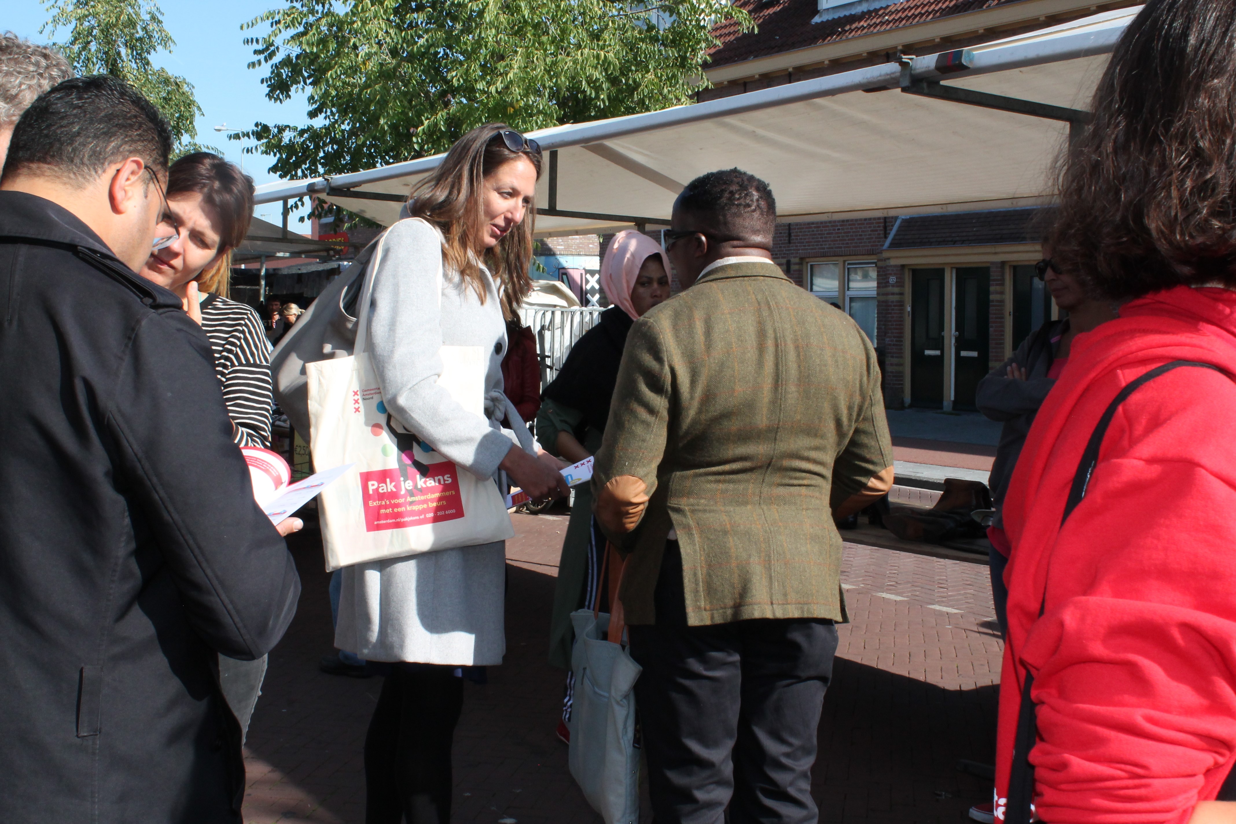 Op de Van de Pekmarkt wijst wethouder Marjolein Moorman Noorderlingen op extra's die de gemeente biedt. (Foto: Wendy Ruittemanz/RM)