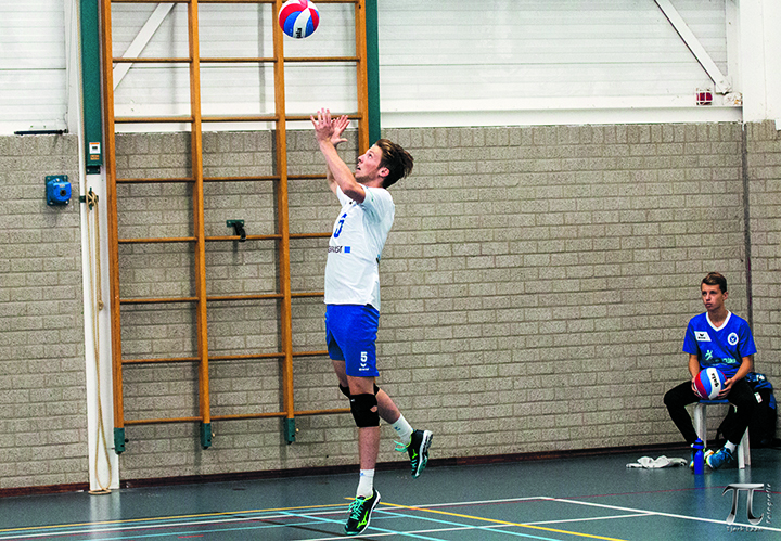 Opslag spelverdeler Koen Baas. (Foto: TL)