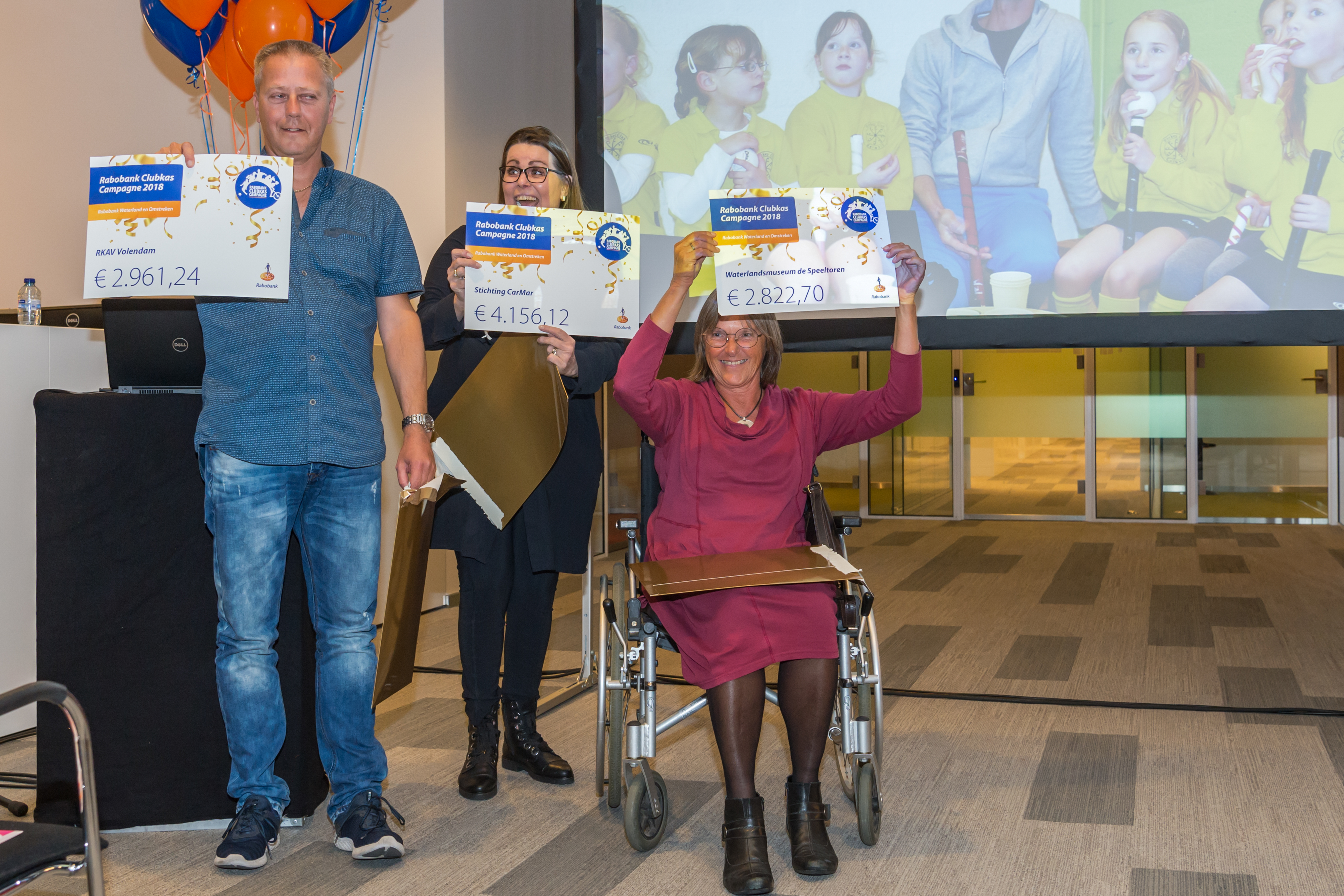 De grootste winnaars van de avond werden stichting CarMar (midden), RKAV Volendam (links) en museum De Speeltoren. (Foto: Evert Ruis)
