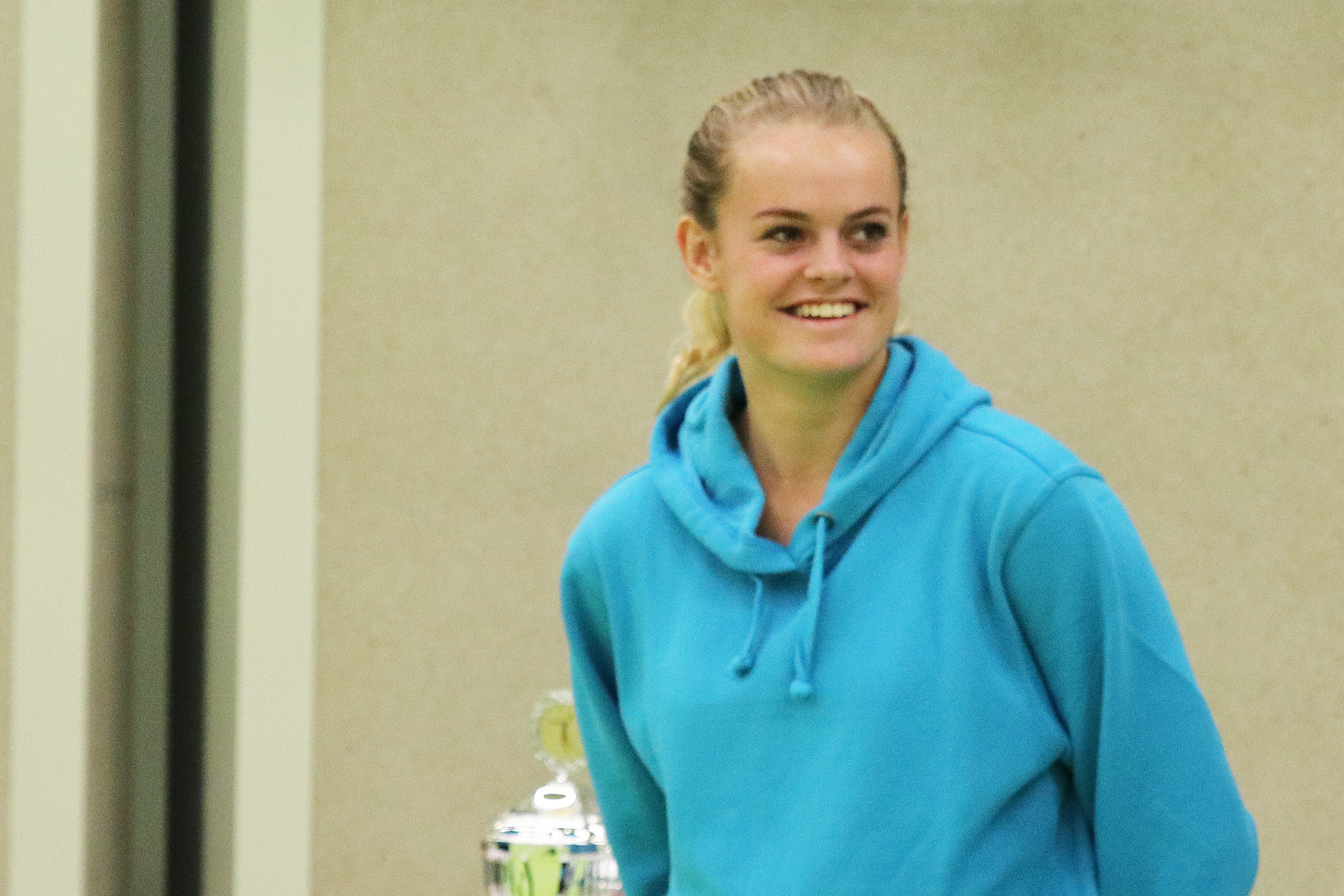 In een serie van tien lessen leert trainster Larissa Joffer deelnemers basisvaardigheden als bovenhands spelen, onderhands passen en smashen. (Foto: Eric Visch)