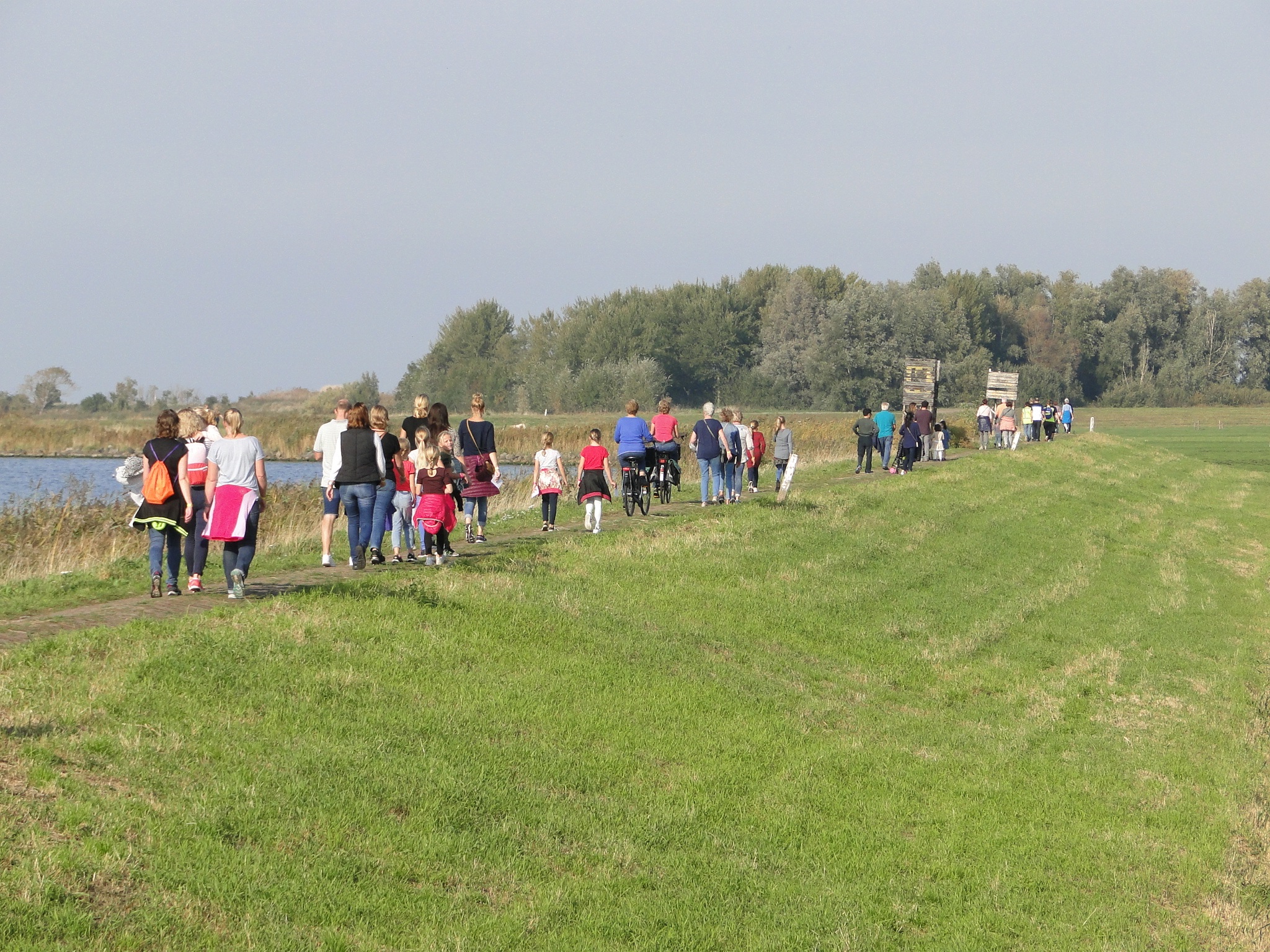 Gezellig samen wandelen. (Foto: Pep)