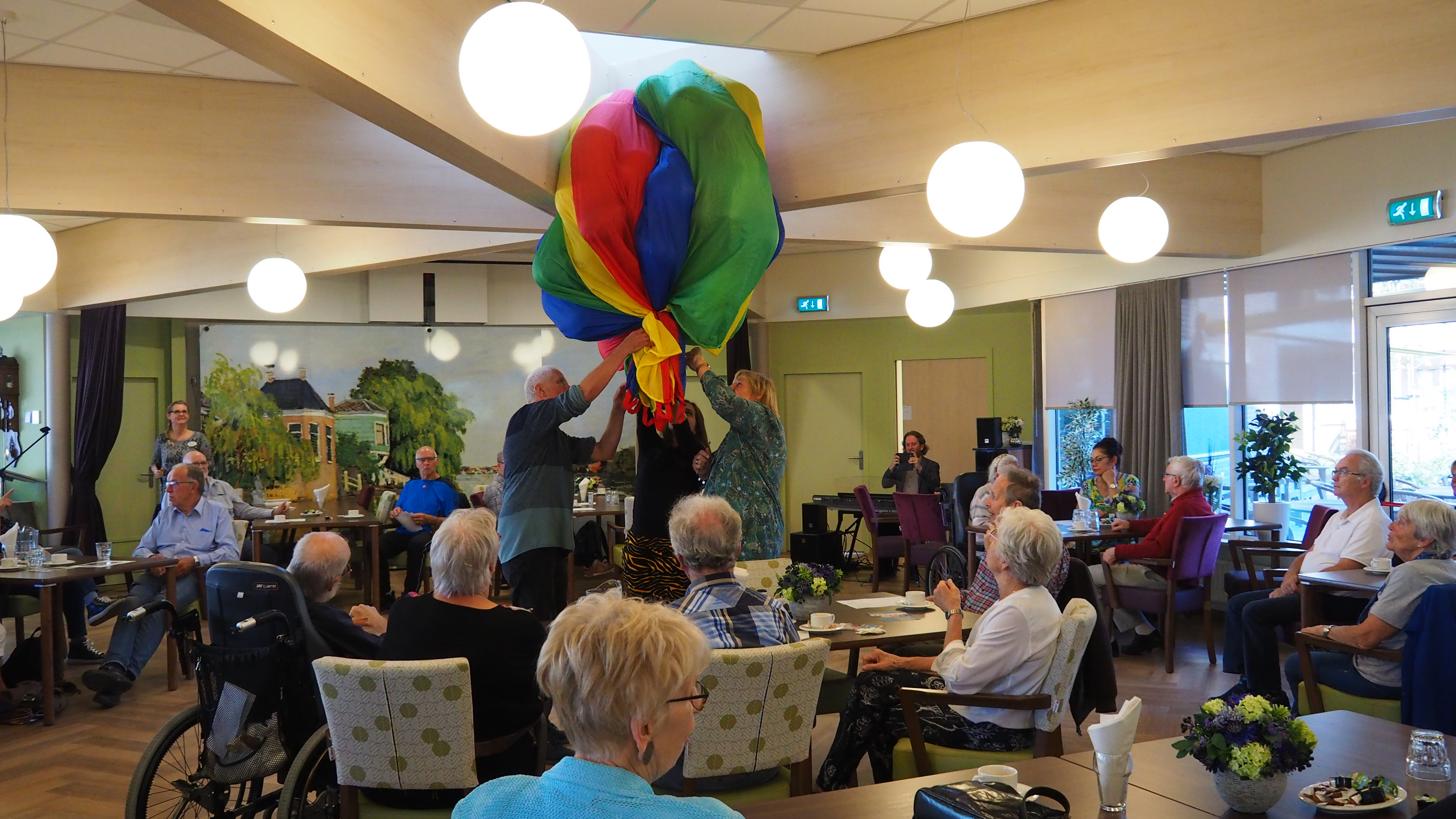 Feestelijke opening van het Parkinson Café Zaandam. (Foto: Parkinsoncafé Zaandam)