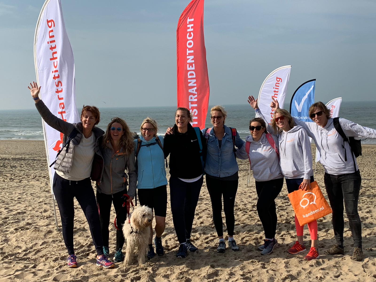 Het team van Barbara de Loor die meeloopt met de 11strandentocht. (foto aangeleverd)