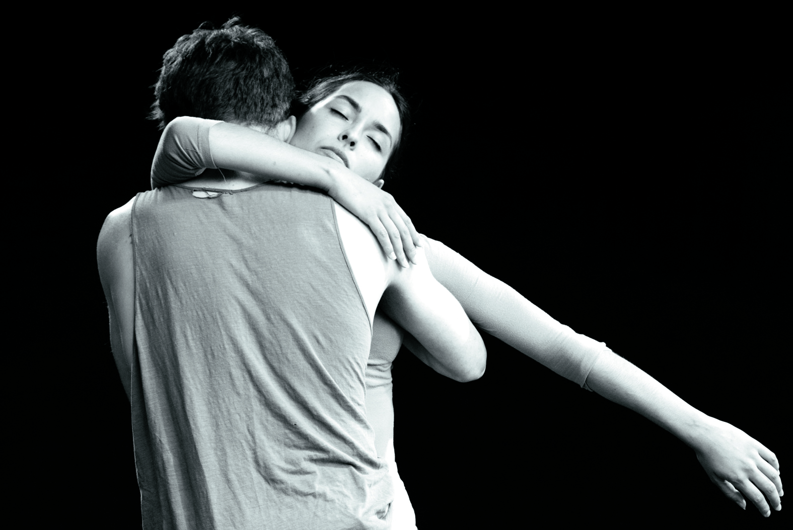 Dansers Marie Khatib-Shahidi and Youri Peters gaan volledig in elkaar op. (Foto: aangeleverd)