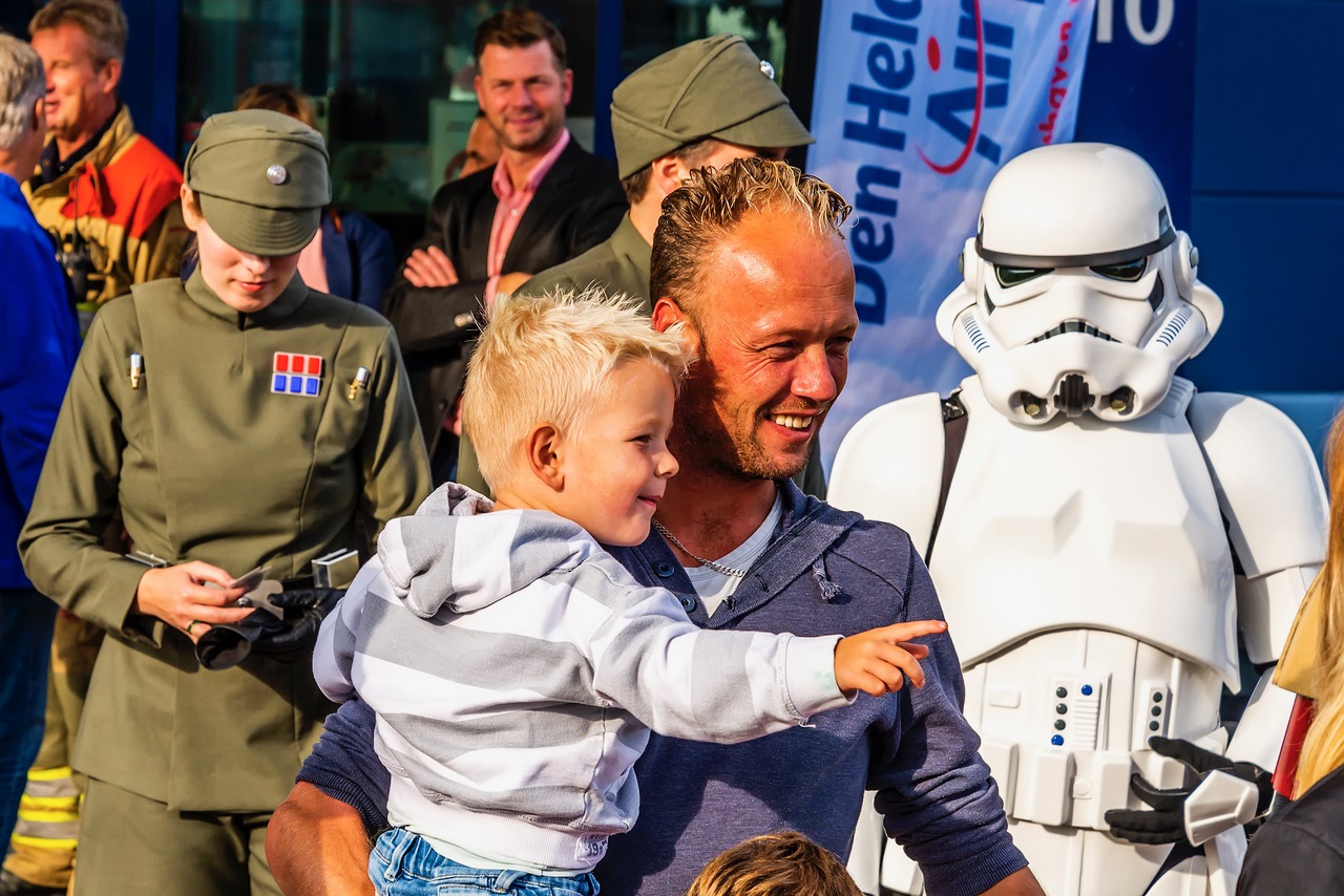 Tijdens de Hoogvliegerdag genieten vaders en zonen op Den Helder Airport. (Foto: Stichting Hoogvliegers)