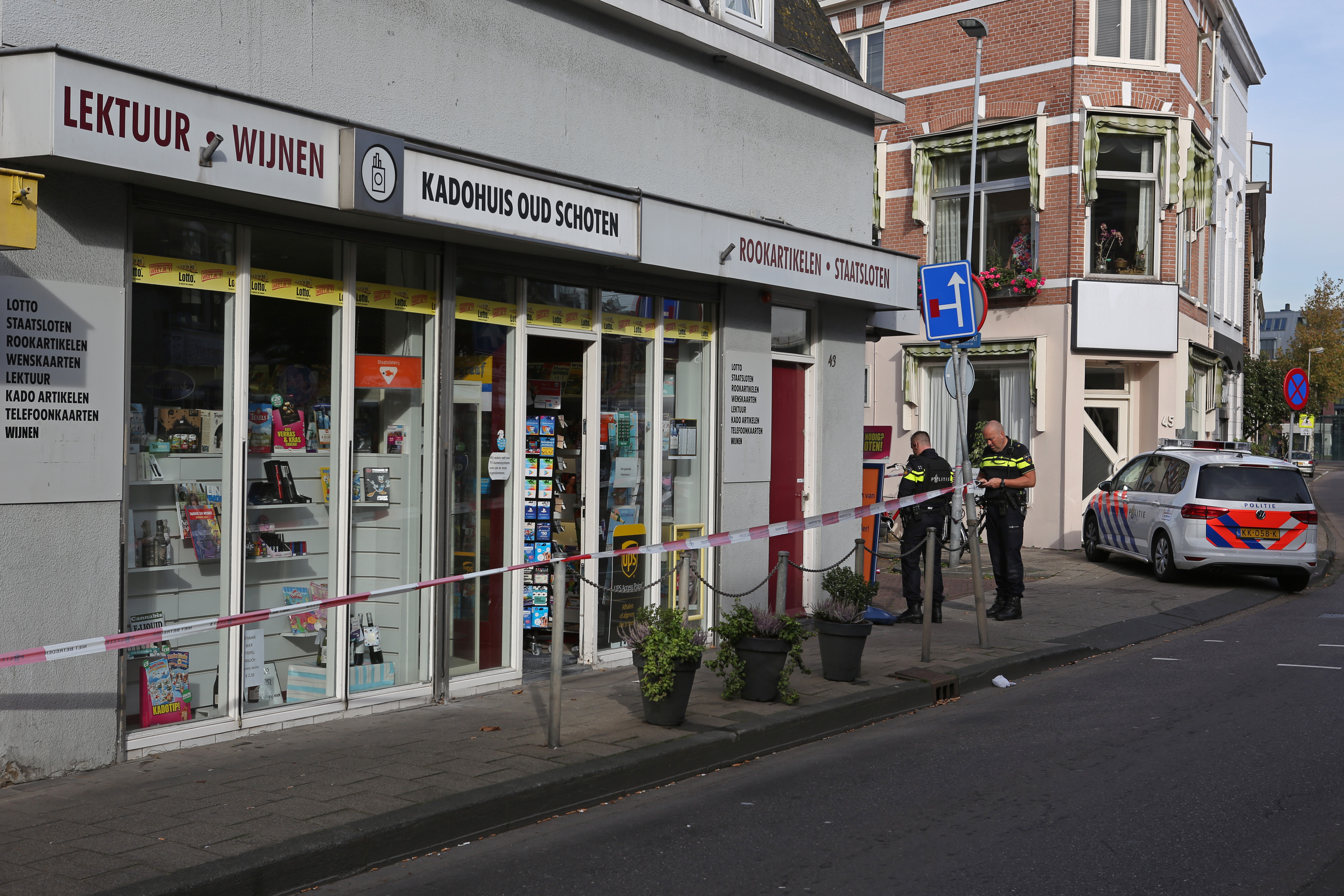 Niemand mag nog naar binnen. (Foto: Rowin van Diest)