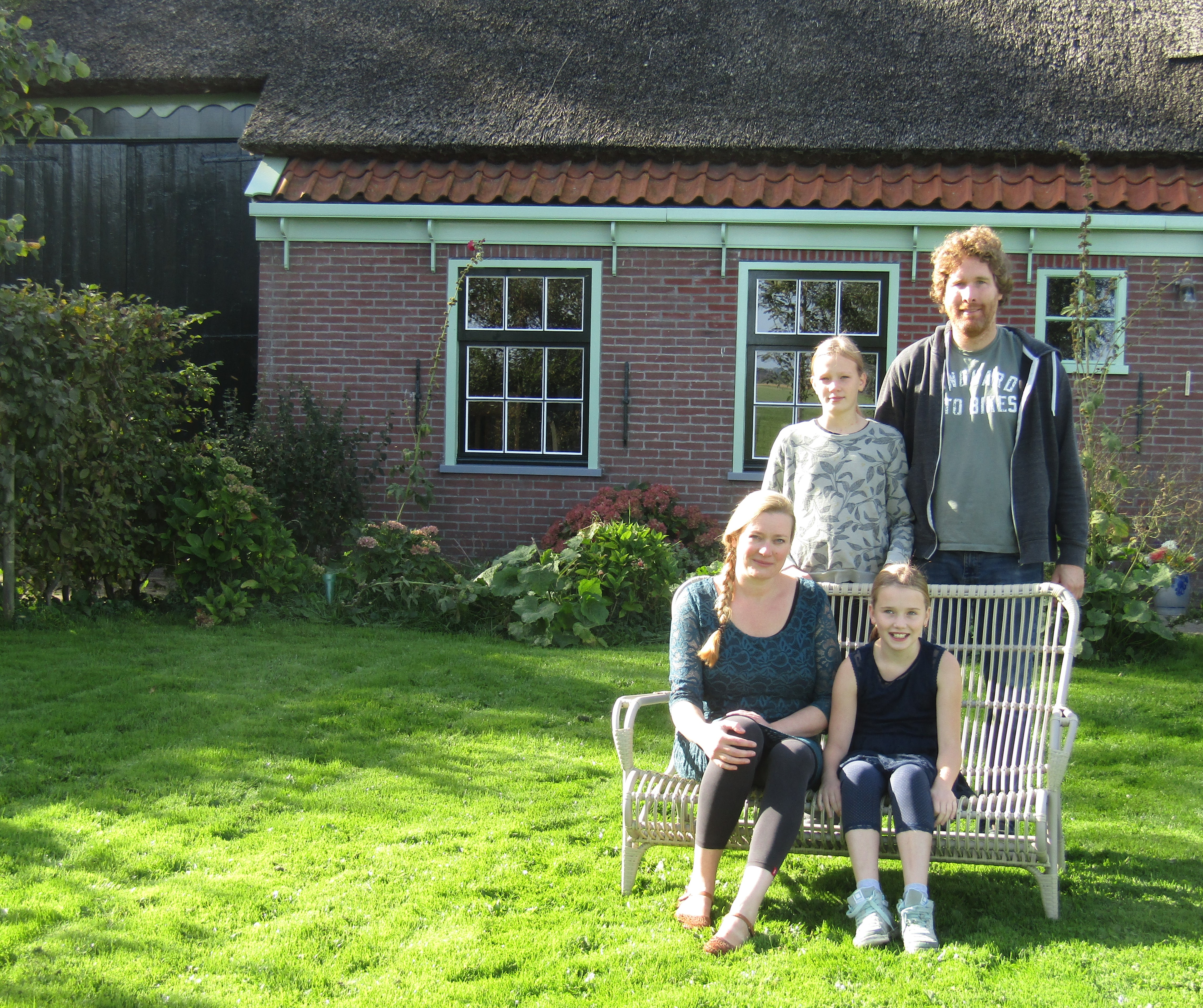 De familie Vlaar bij hun gerestaureerde stolp in Sijbekarspel. (Foto: aangeleverd)