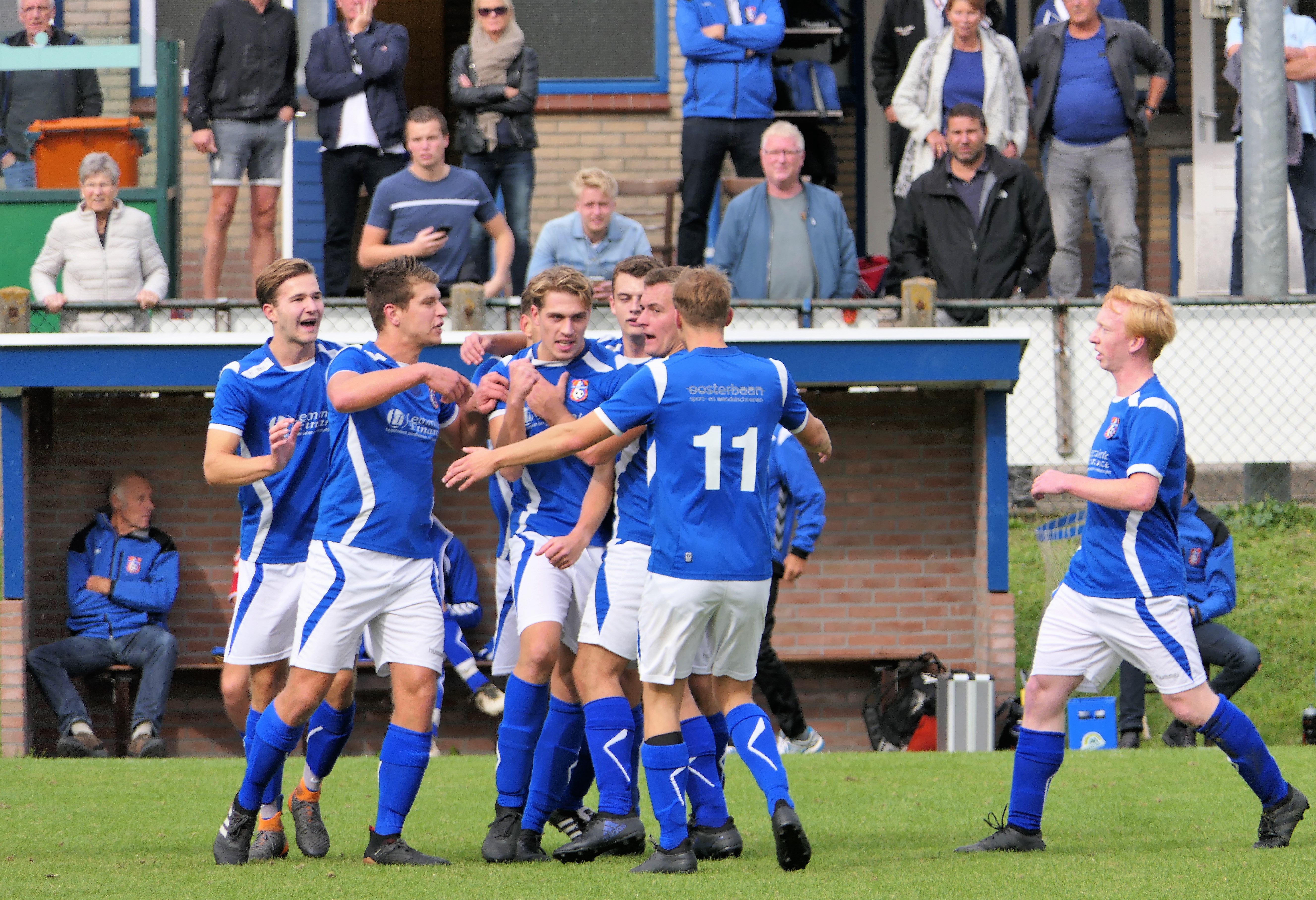 Egmondia juicht na de 1-1 van Justin Recourt. (Foto: Egmondia).