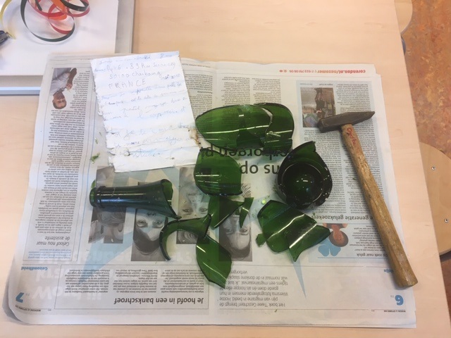 Linsy van Duin kwam met een fles, met daarin een brief, op school. Haar vader had de fles gevonden. Een en al spanning bij het openen van de fles. (Foto: aangeleverd).