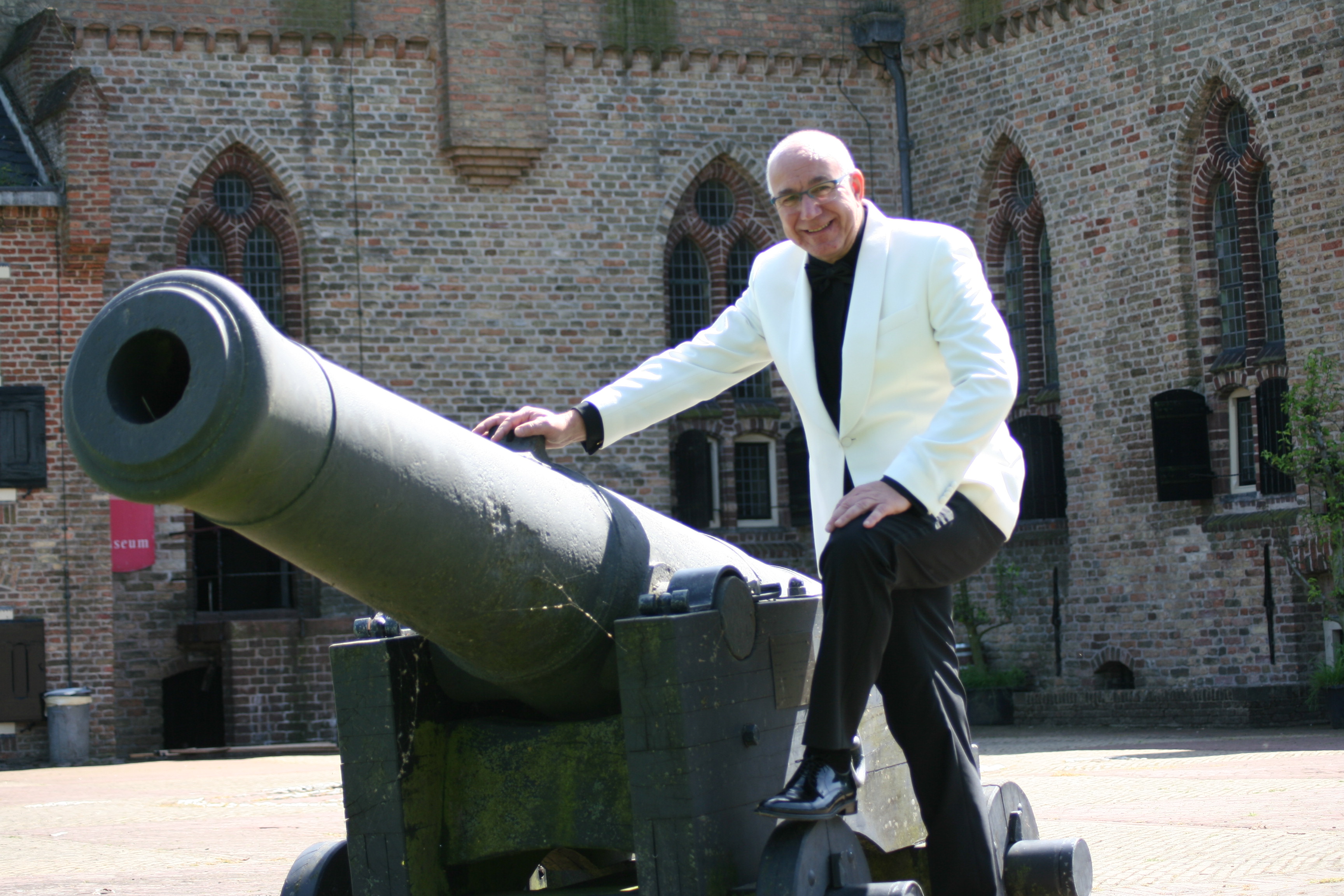 Emiel Huisman op het kanon, voor kasteel Radboud in Medemblik. (Foto: aangeleverd)