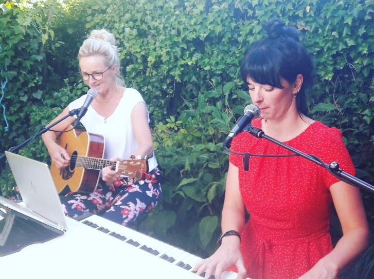 Anna en Irma zingen liedjes bij Vrouwen Kontakt Obdam. (Foto: aangeleverd)
