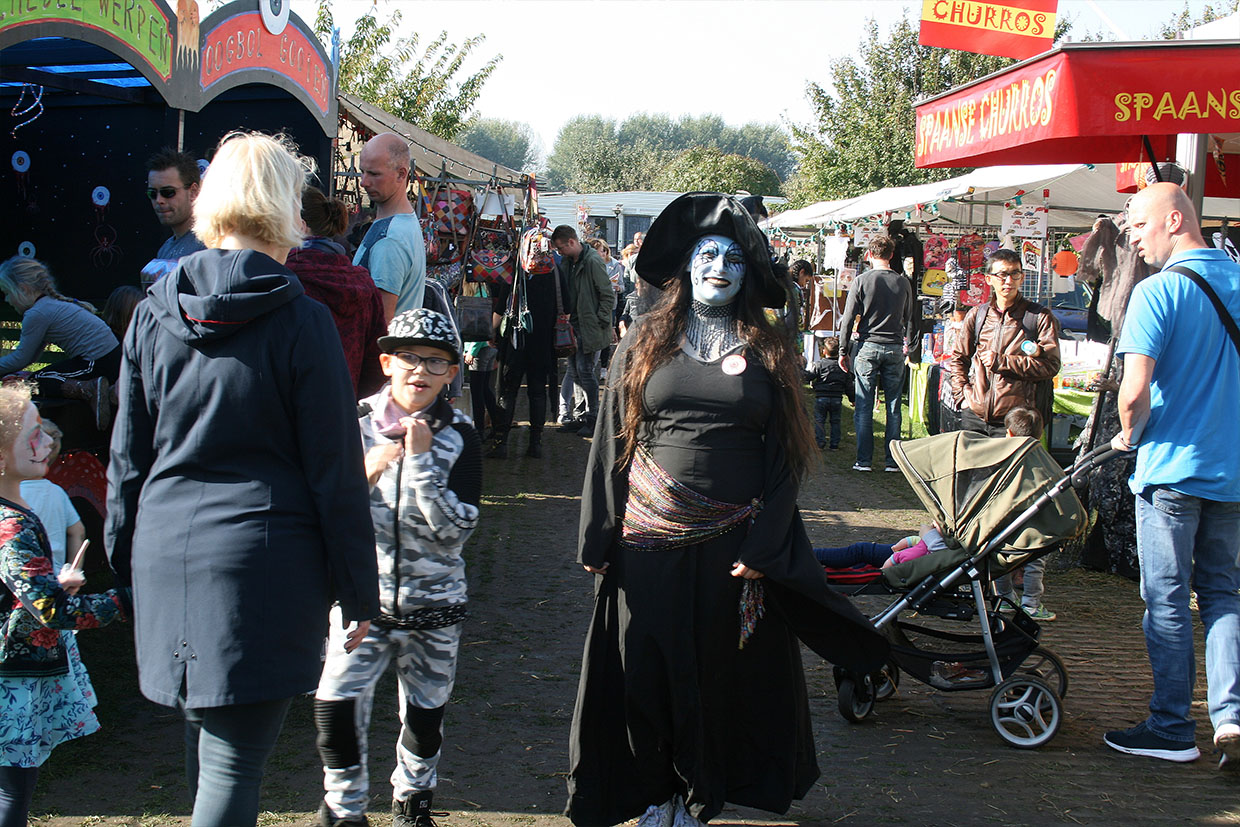 Met een gezellige (avond)braderie met vijftig standplaatsen, lekker eten, live entertainment, figuranten en vele activiteiten is er tijdens Halloweenfair West-Friesland genoeg te doen. (Foto's aangeleverd)