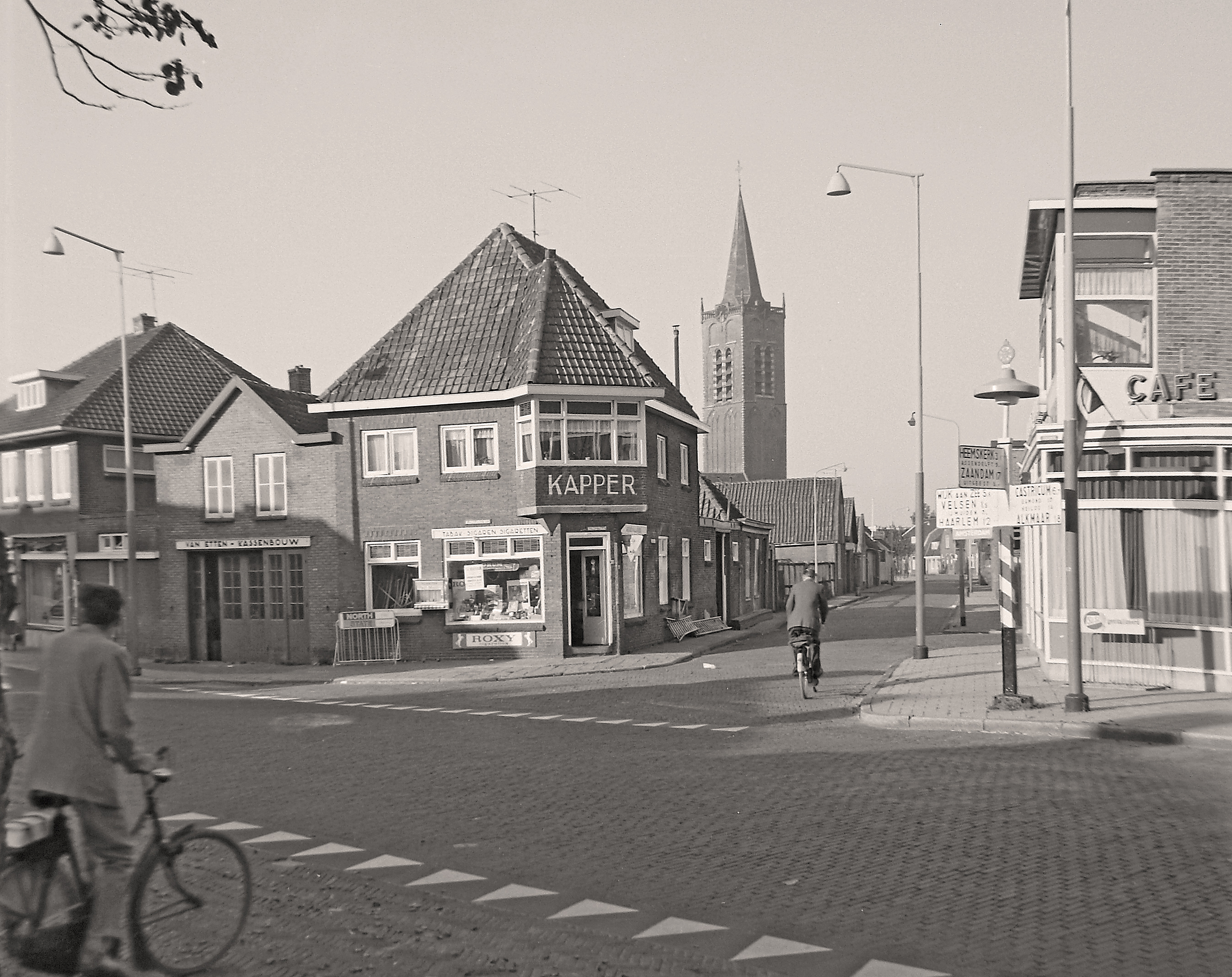 Een oud stadsgezicht van Beverwijk, met op de achtergrond de Wijkertoren. (FOTO: HGMK)