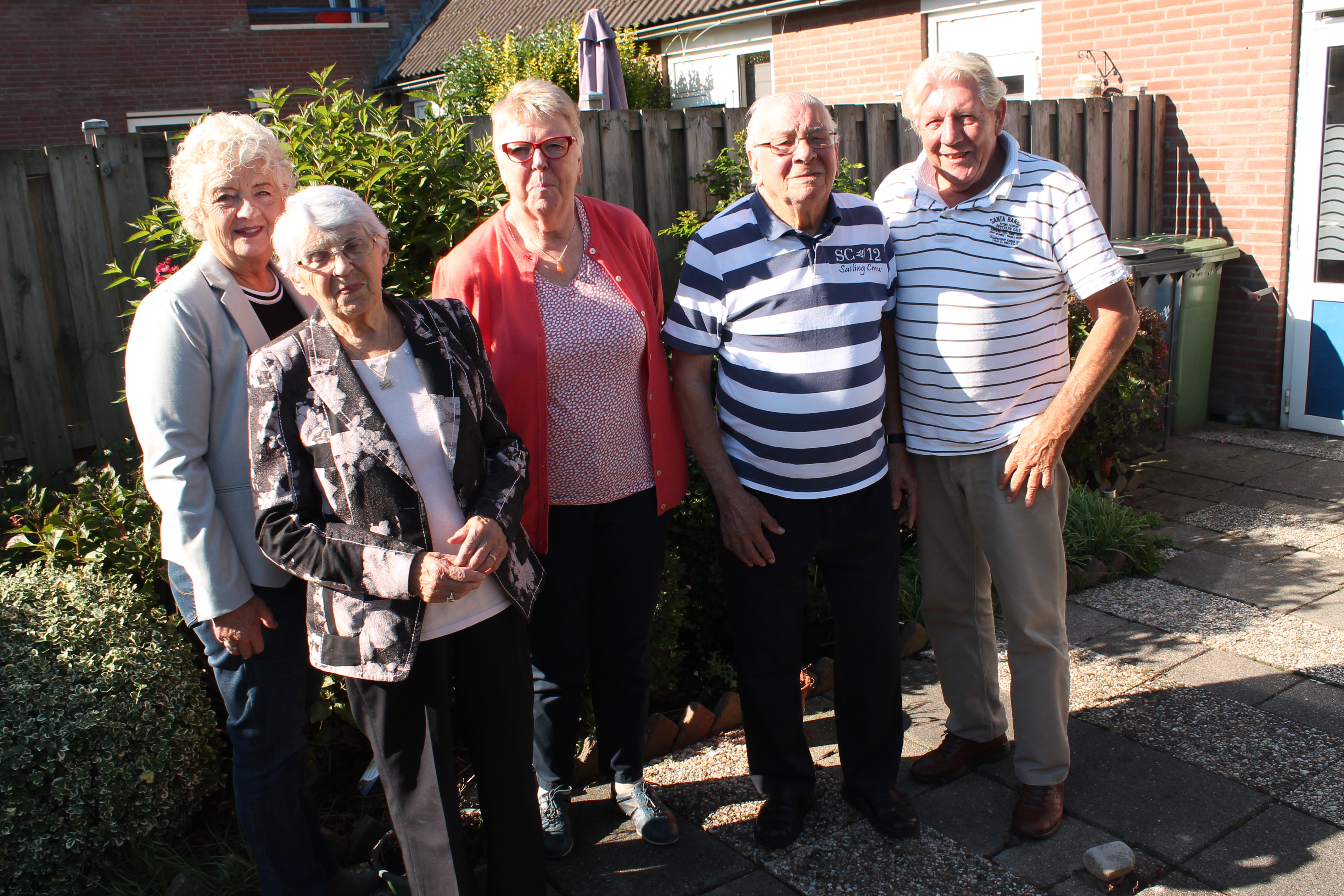 Van links naar rechts: Rita van der Wallen (voorzitter De Zonnebloem Purmerend), An Swart, Sietske van Houten, Louis Sewing en Herman Westra. (Foto: RM/John Bontje)