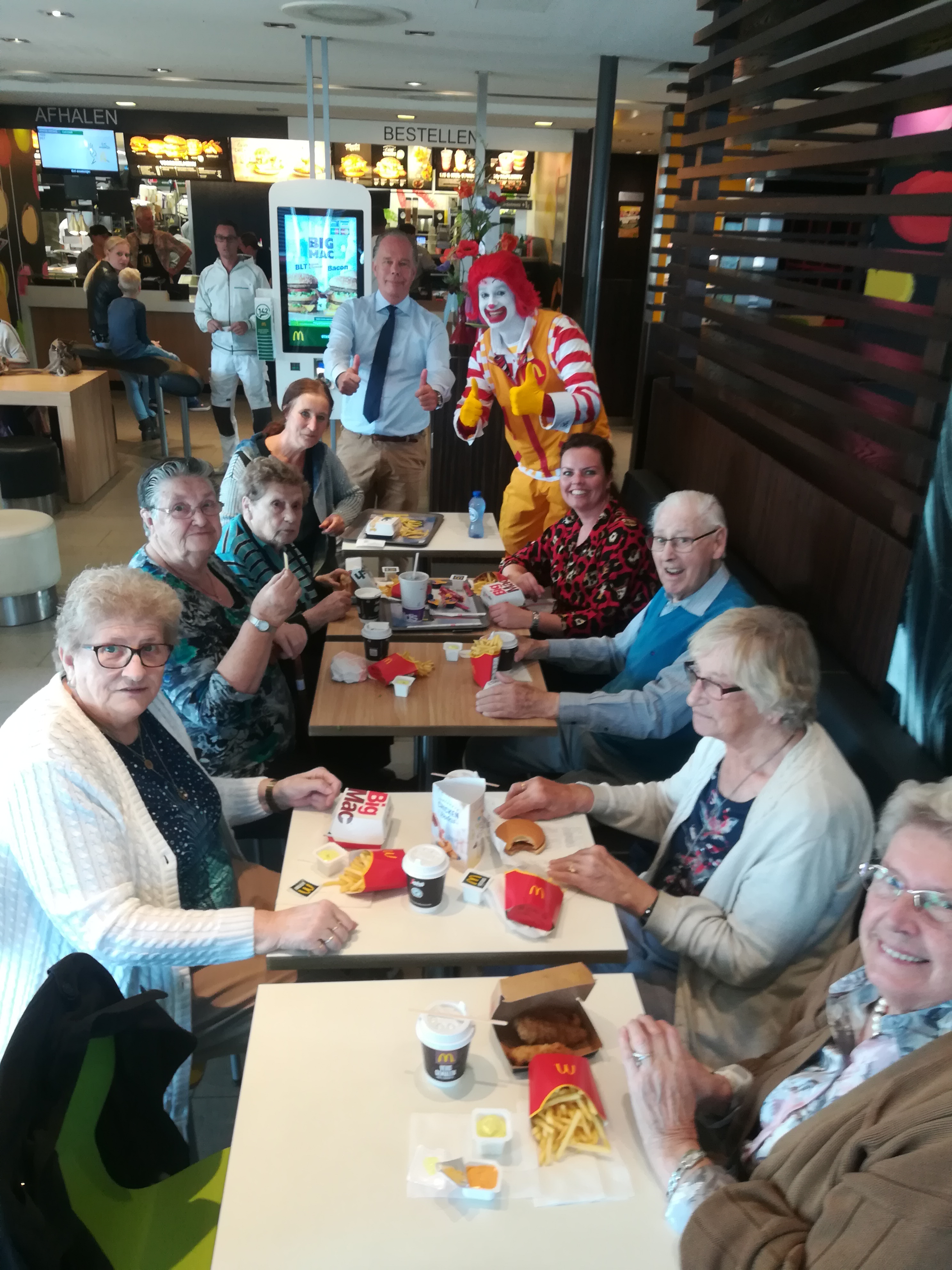 De Heemskerkse ouderen genoten vrijdag van hun lunch bij McDonald's. (FOTO: GOUDEN DAGEN HEEMSKERK)
